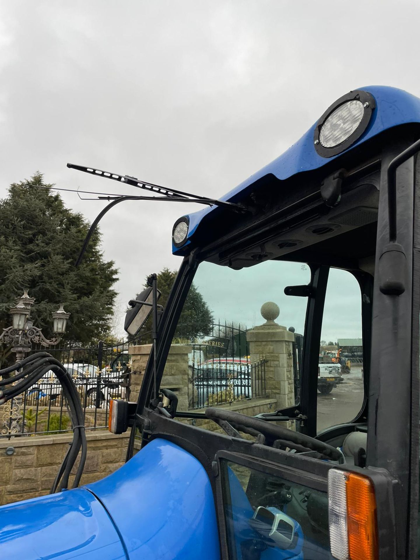 2006/55 New Holland TC40D Tractor With Loader And Bale Spike *PLUS VAT* - Image 19 of 23