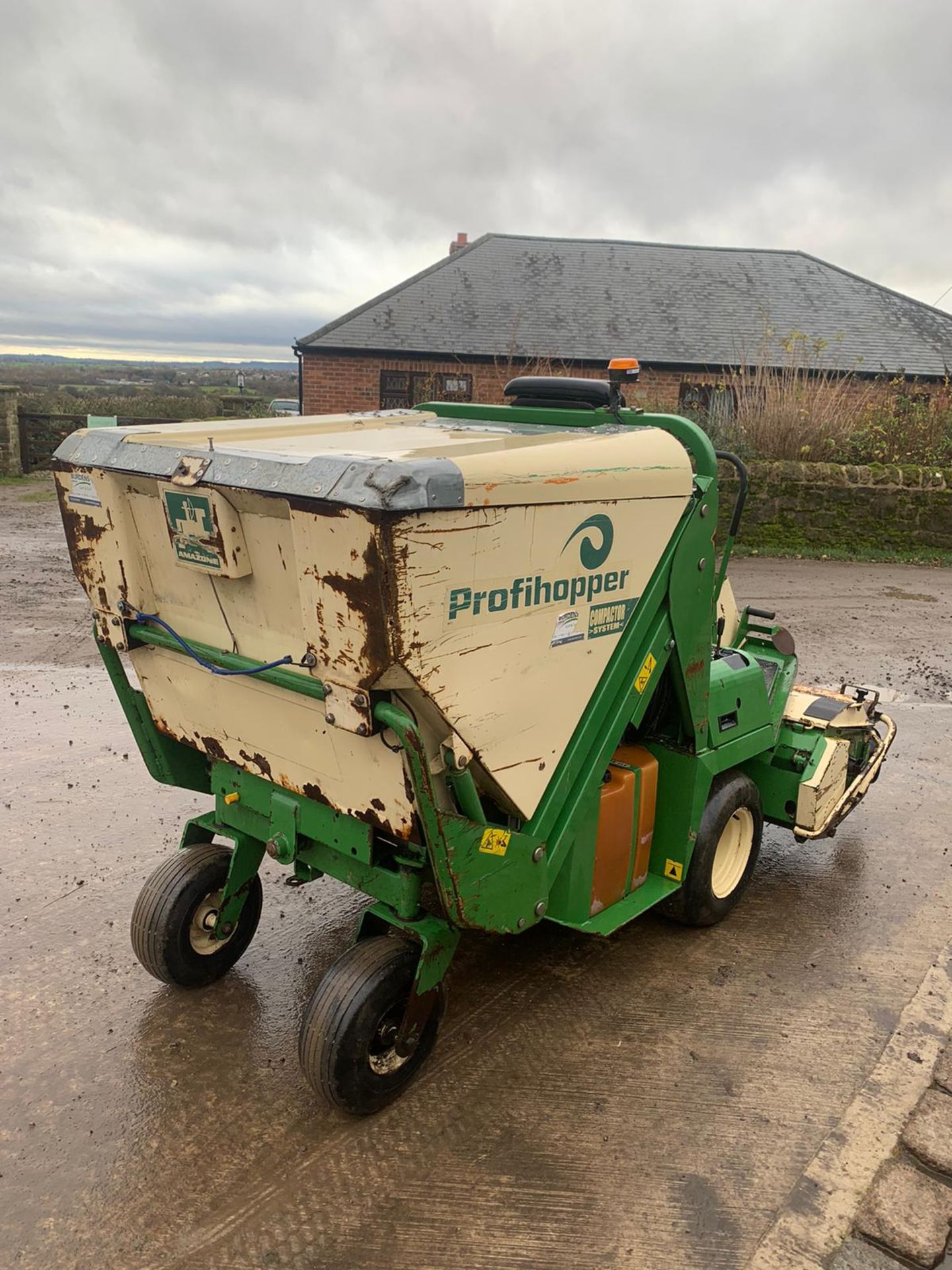 2009 AMAZON PROFI HOPPER, RUNS, DRIVES AND CUTS, LOW 1260 HOURS, HIGH TIP DUMP, FLAIL HEAD *PLUS VAT - Image 4 of 7