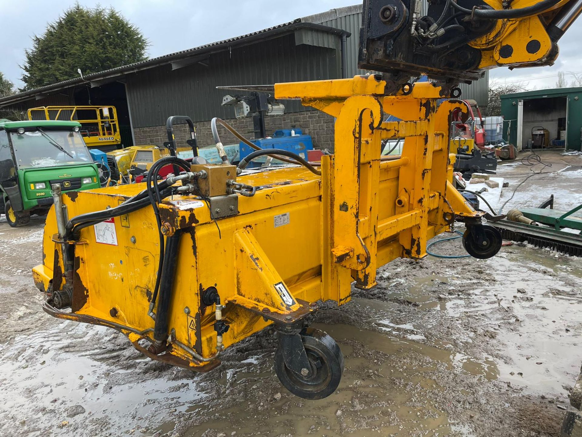 2014 JCB SC240 SWEEPER BUCKET, SUITABLE FOR JCB QUICK HITCH OR PALLET FORKS, CLEAN MACHINE *PLUS VAT - Image 4 of 5