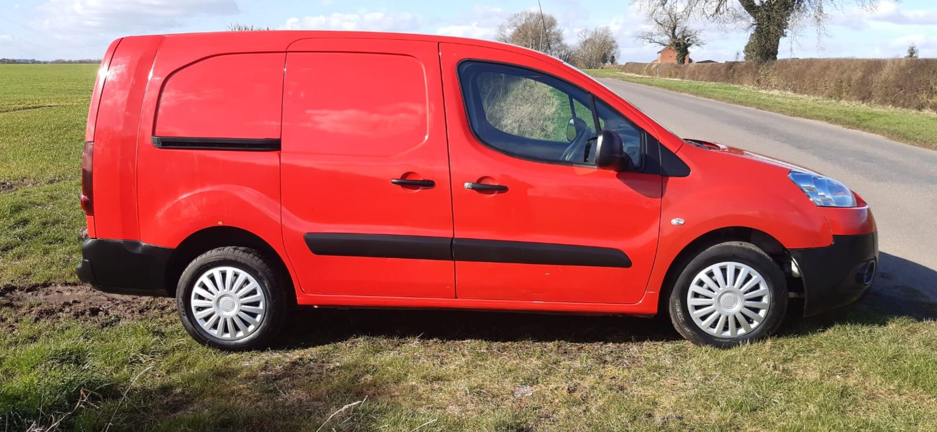 2015/64 REG PEUGEOT PARTNER 750 S L2 HDI 1.6 DIESEL RED PANEL VAN, SHOWING 0 FORMER KEEPERS - Image 7 of 16