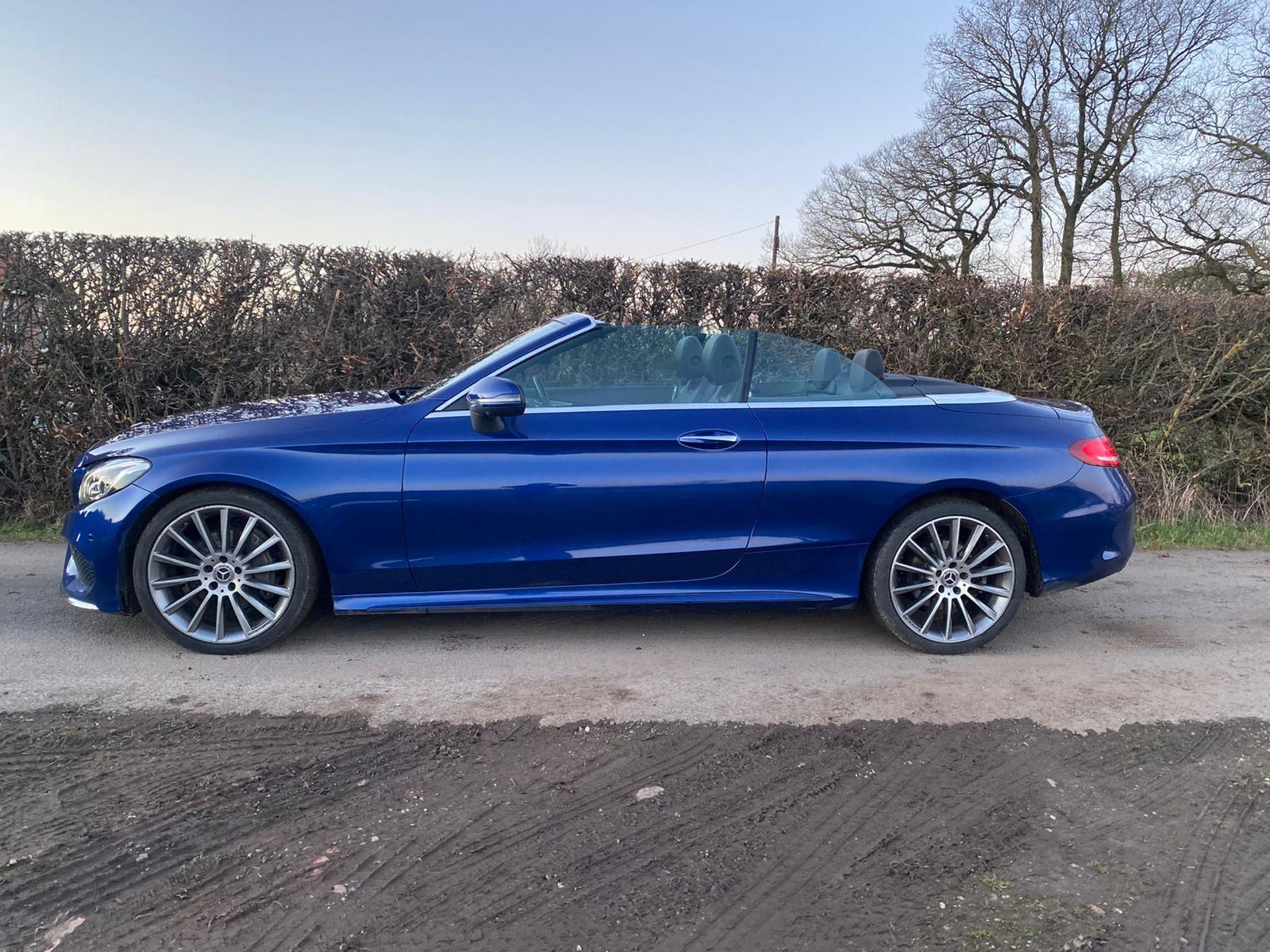 2018/18 REG MERCEDES-BENZ C220 AMG LINE PREMIUM + 2.2 DIESEL AUTOMATIC CONVERTIBLE BLUE *NO VAT* - Image 7 of 17