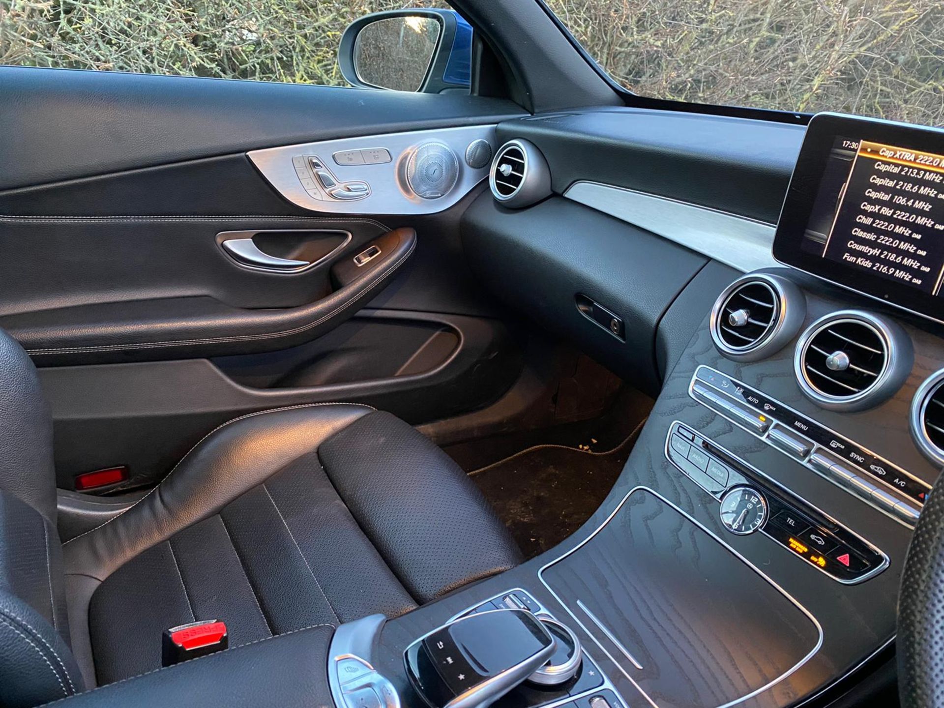 2018/18 REG MERCEDES-BENZ C220 AMG LINE PREMIUM + 2.2 DIESEL AUTOMATIC CONVERTIBLE BLUE *NO VAT* - Image 15 of 17