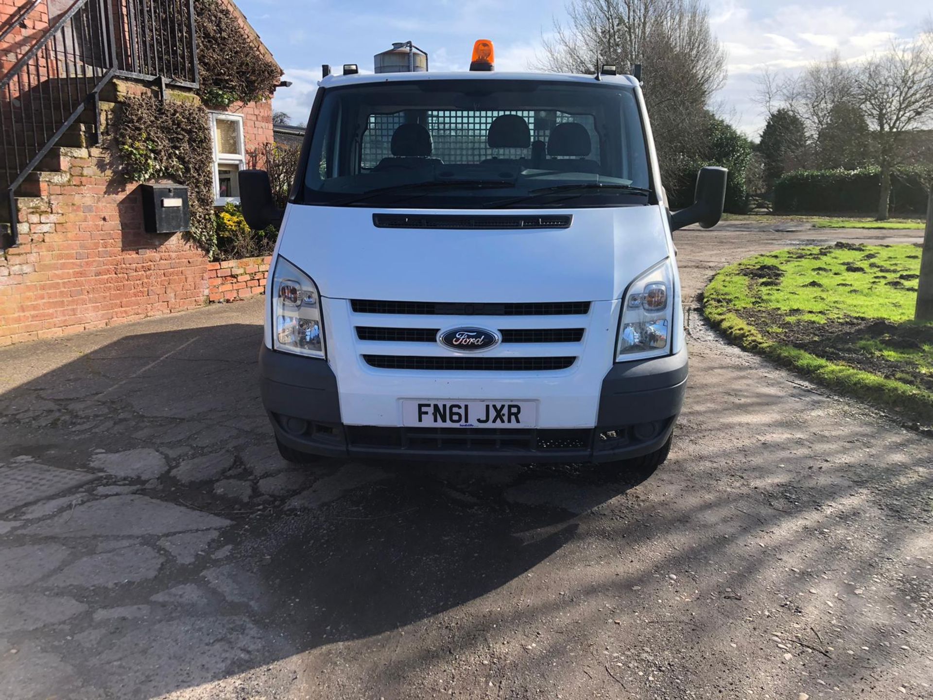 2011/61 REG FORD TRANSIT 115 T330S LTD RWD 2.4 DIESEL WHITE TIPPER, SHOWING 3 FORMER KEEPERS *NO VAT - Image 2 of 12