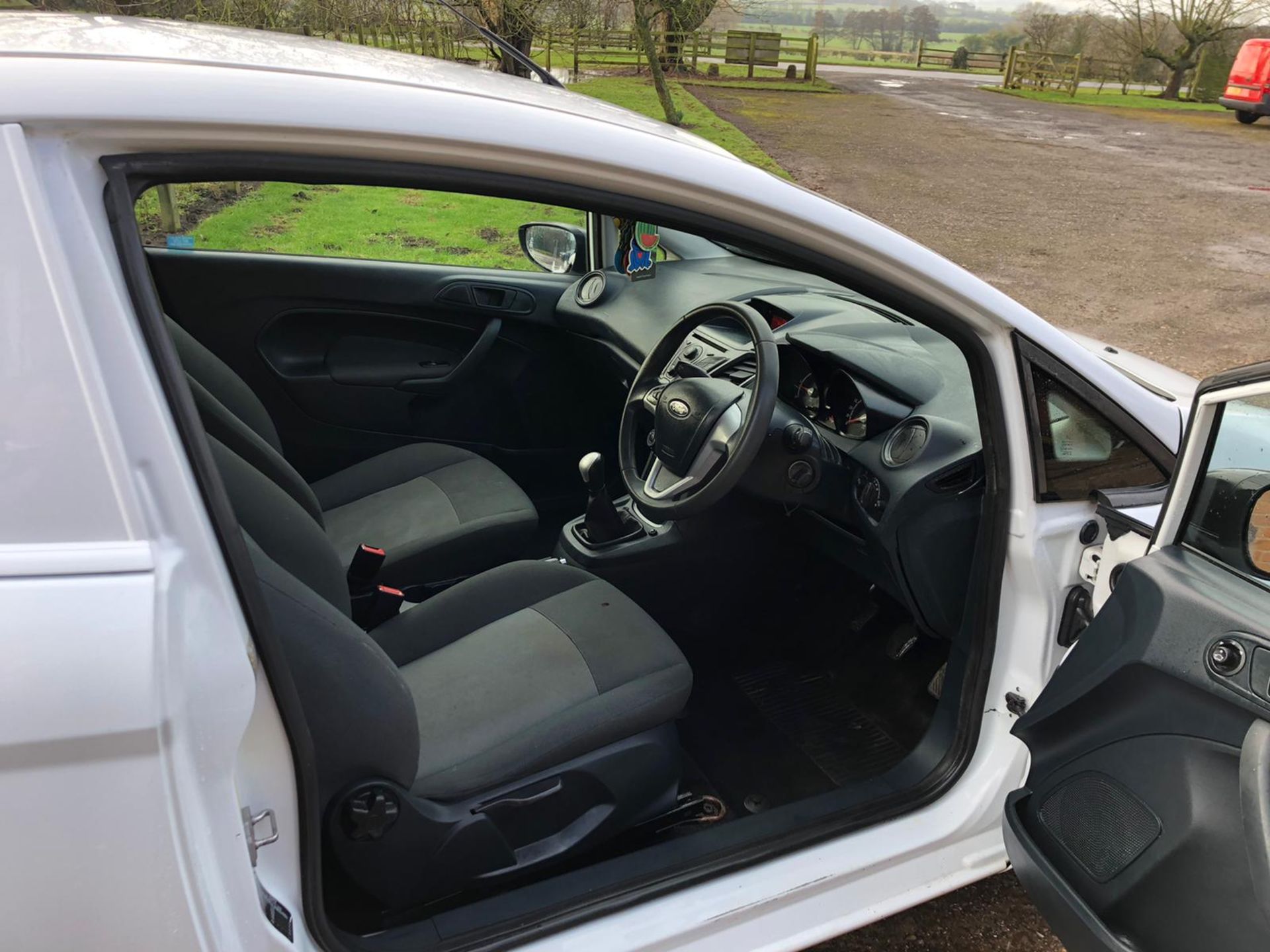 2011/61 REG FORD FIESTA BASE TDCI 1.4 DIESEL WHITE CAR / VAN, SHOWING 3 FORMER KEEPERS *NO VAT* - Image 8 of 12