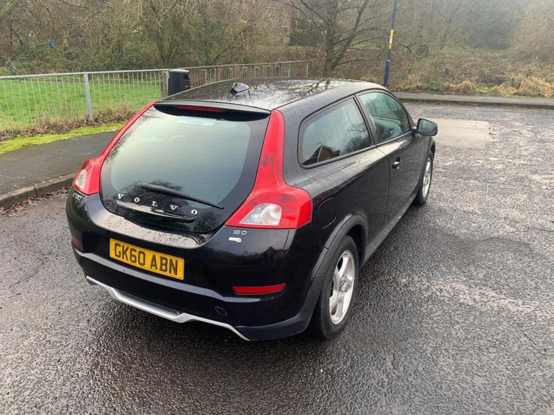 2010/60 REG VOLVO C30 SE 1.6 PETROL BLACK 3 DOOR HATCHBACK, SHOWING 4 FORMER KEEPERS *NO VAT* - Image 7 of 9