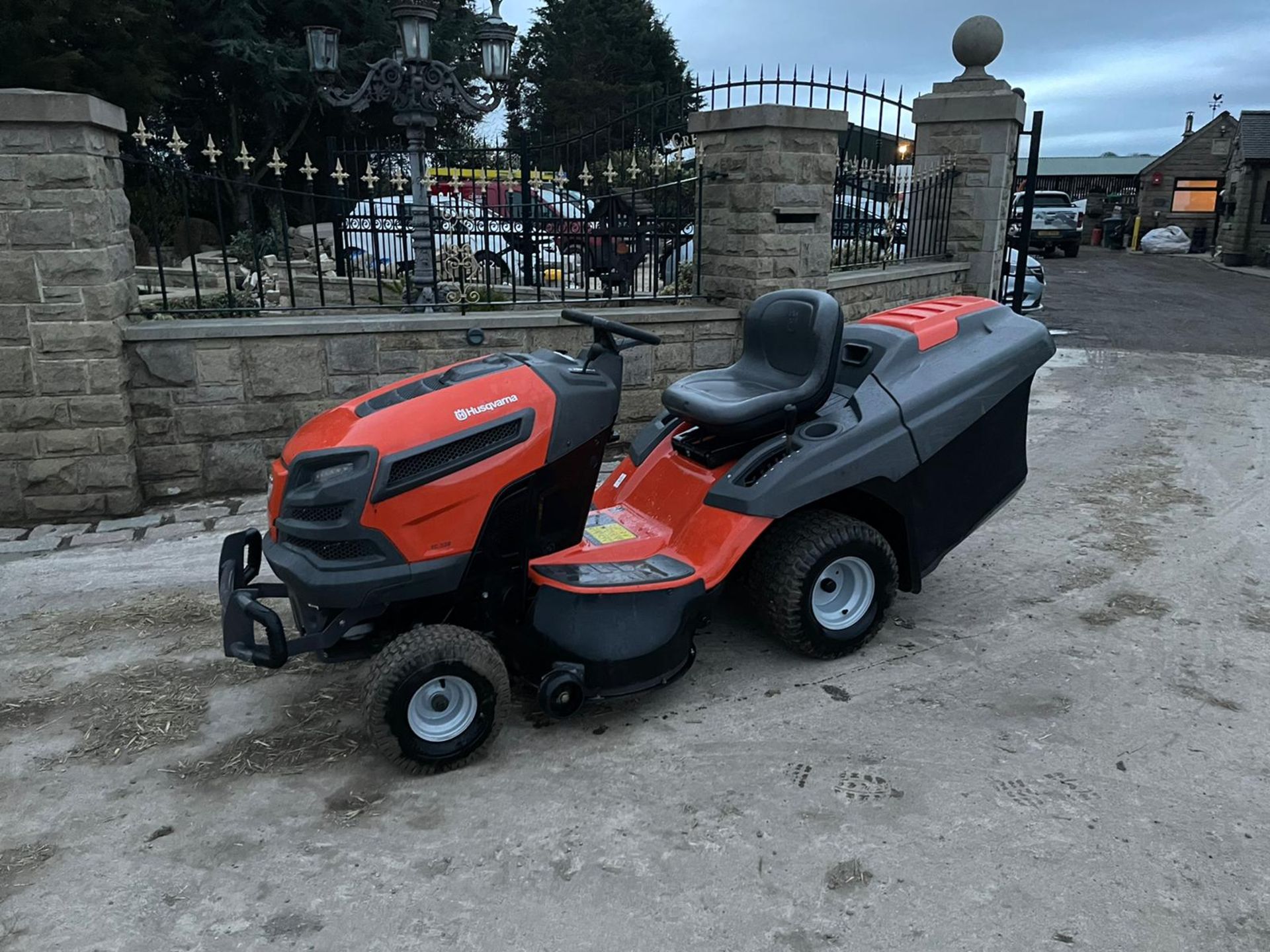 HUSQVARNA TC388 RIDE ON MOWER, RUNS, DRIVES AND CUTS, GREAT CONDITION, KEYLESS - CODE START *NO VAT* - Image 2 of 9