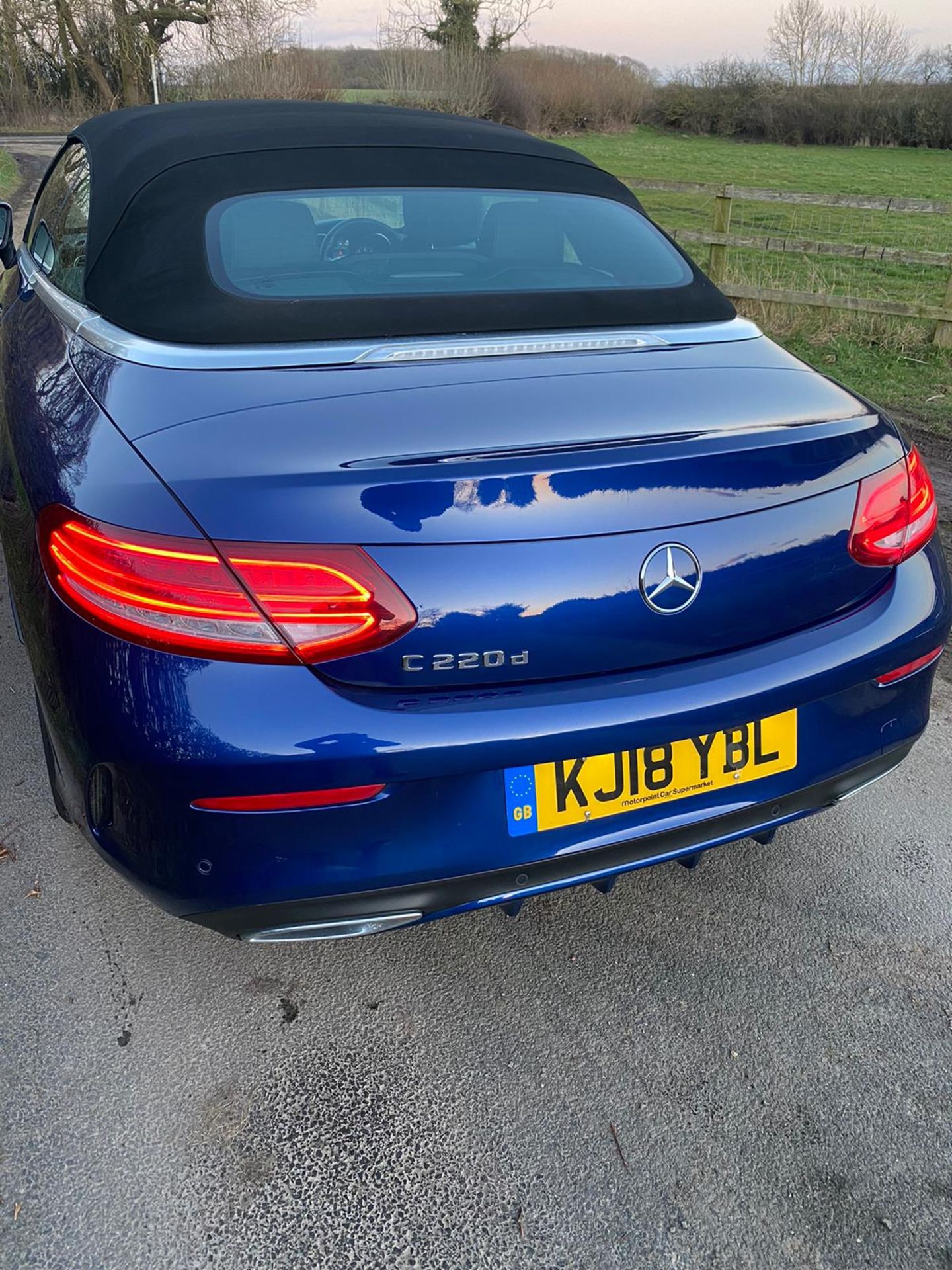 2018/18 REG MERCEDES-BENZ C220 AMG LINE PREMIUM + 2.2 DIESEL AUTOMATIC CONVERTIBLE BLUE *NO VAT* - Image 9 of 17