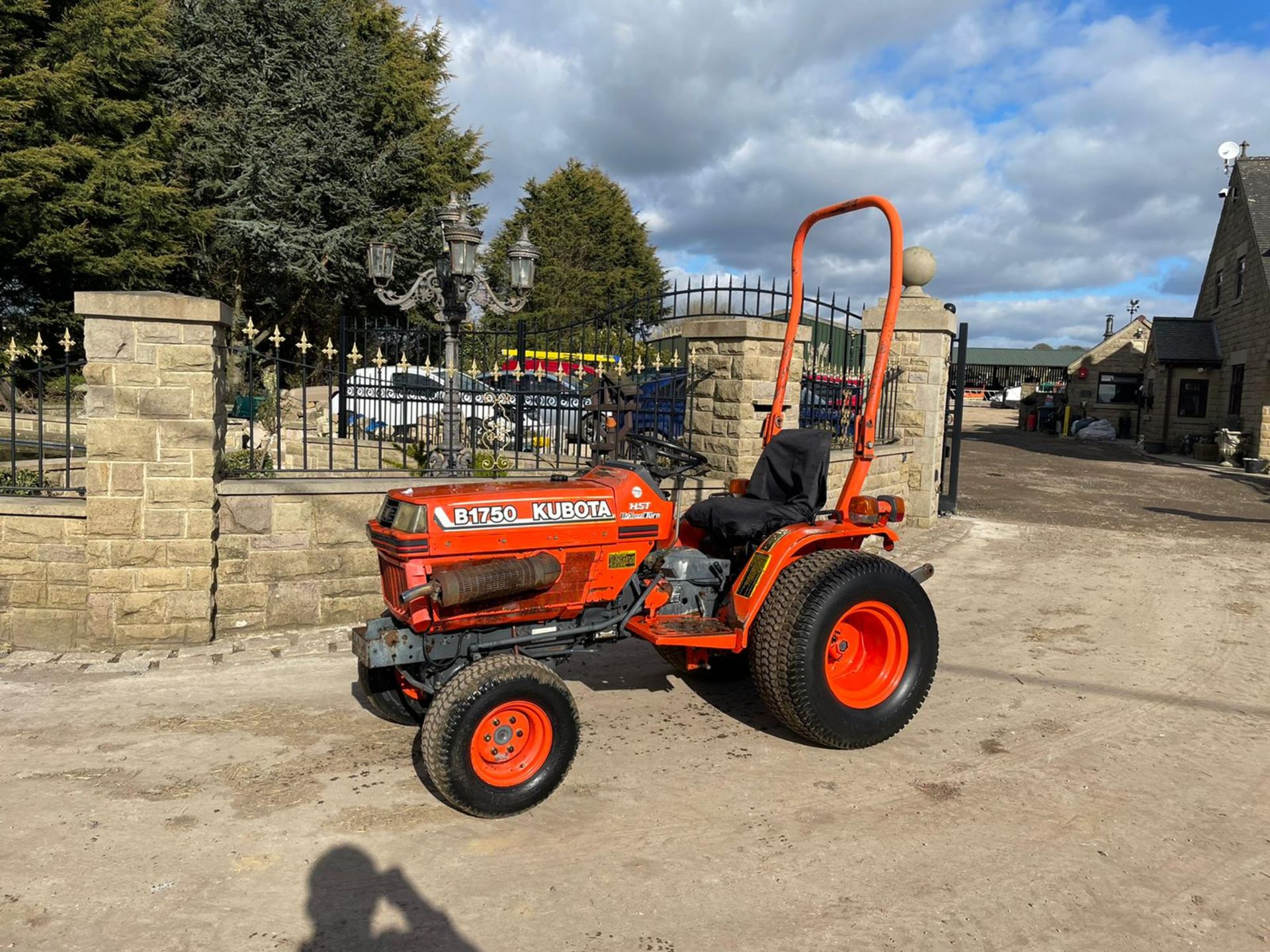 KUBOTA B1750 4X4 COMPACT TRACTOR, RUNS AND DRIVES *NO VAT* - Image 2 of 6