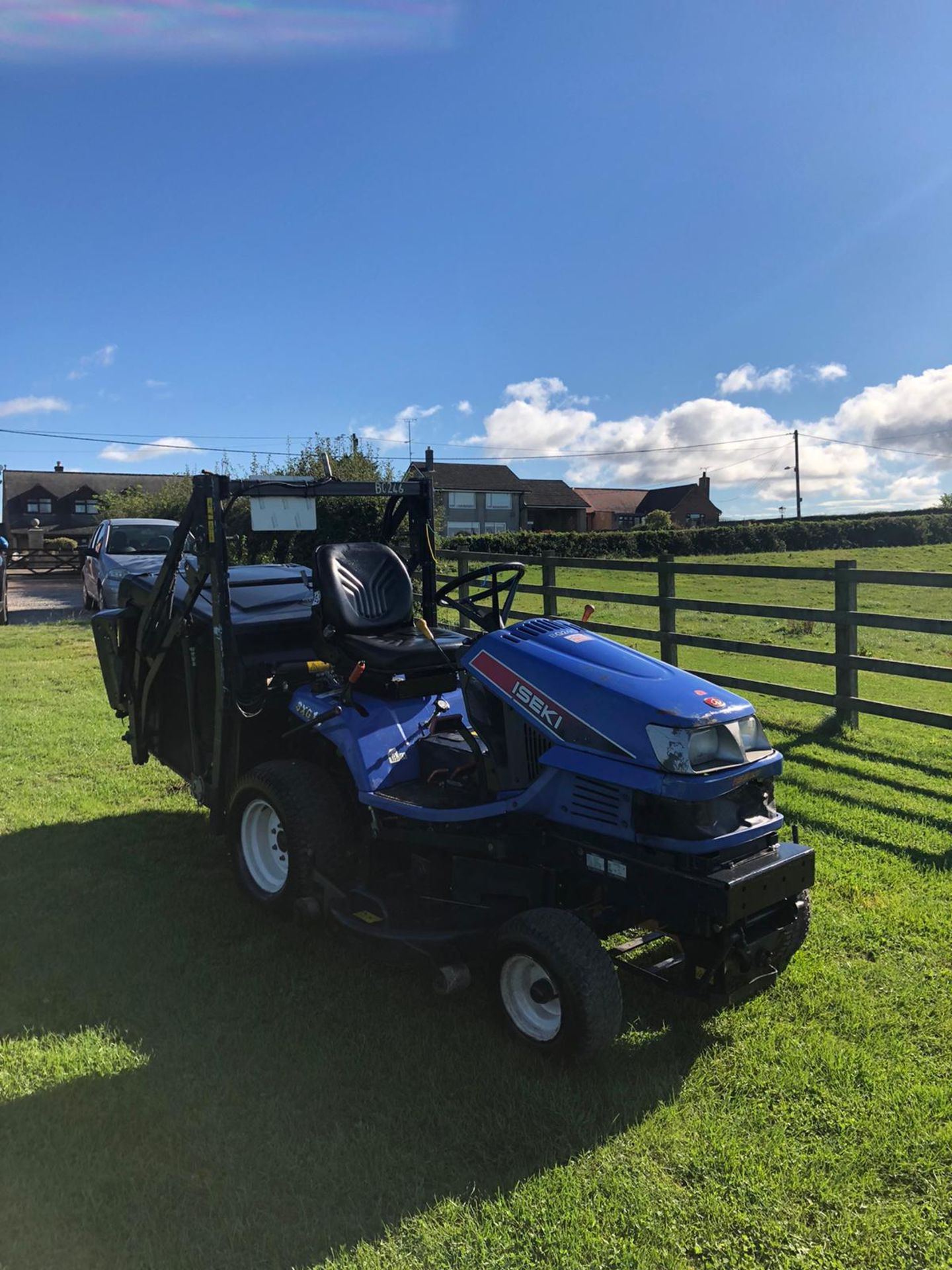 2011 ISEKI SXG19 RIDE ON LAWN MOWER, 1280 HOURS, RUNS, DRIVES AND CUTS, HIGH TIP COLLECTOR *PLUS VAT - Image 4 of 6