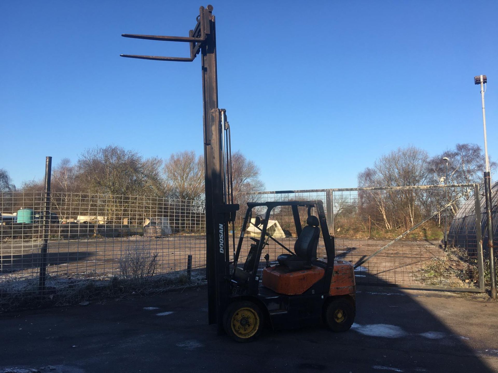 DAEWOO DOOSAN 3 TONNE DIESEL FORKLIFT, 3 STAGE MAST, SIDE SHIFT, GOOD BRAKES, HANDBRAKE *NO VAT* - Image 7 of 15