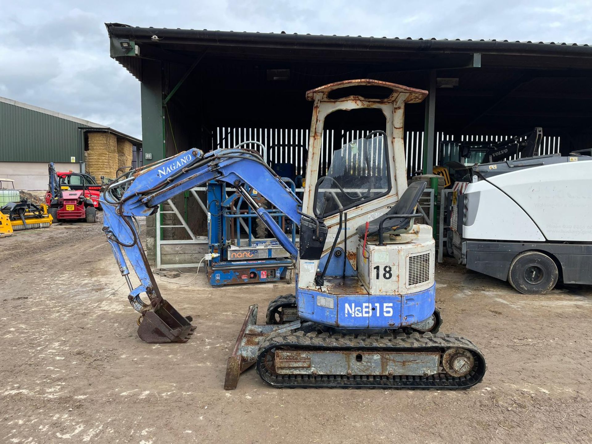 HANNEX H&B15 MINI EXCAVATOR / DIGGER, RUNS, DRIVES AND DIGS, IN USED BUT GOOD CONDITION *PLUS VAT*