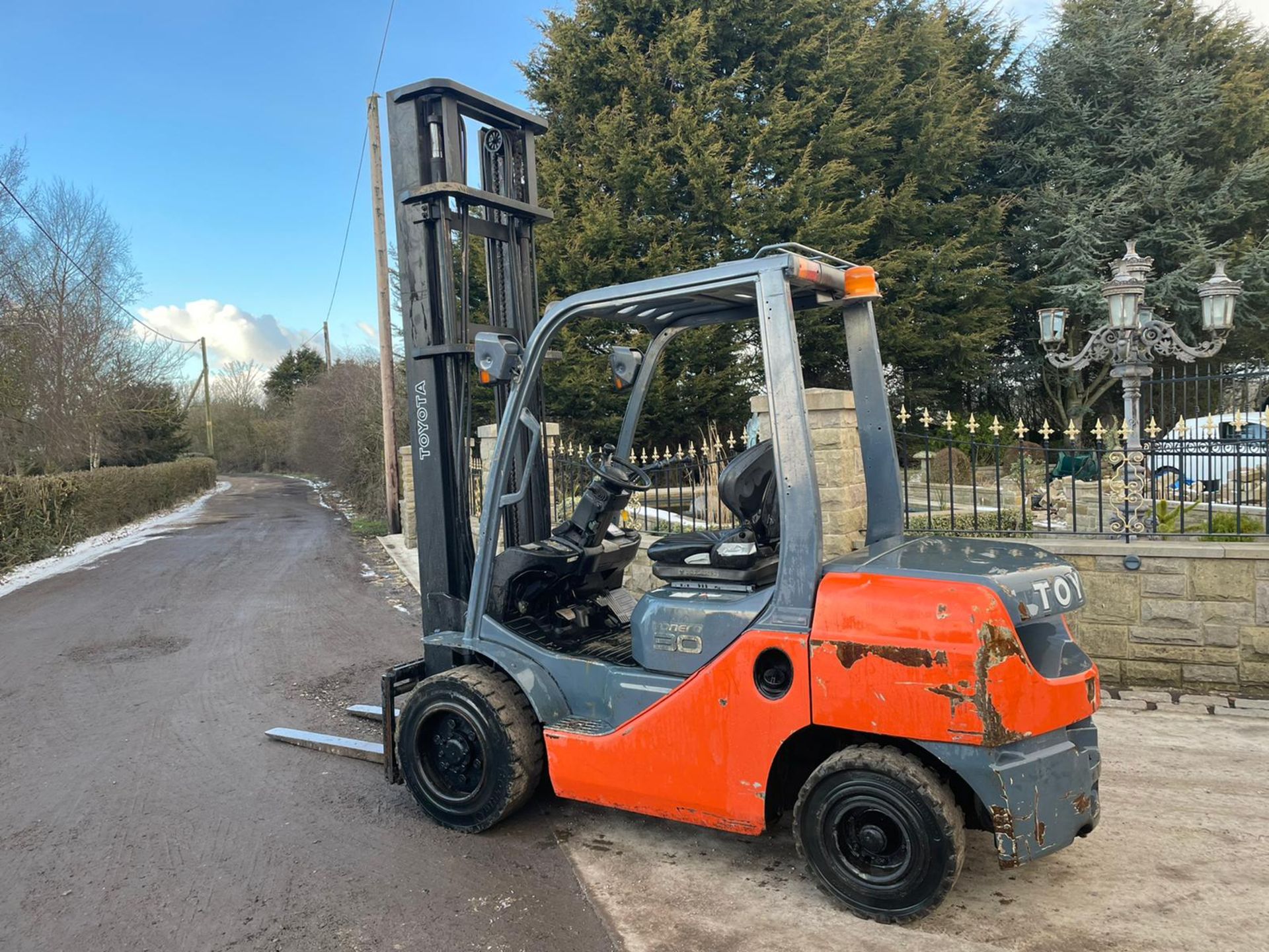 2013 TOYOTA TONERO 30 FORKLIFT, RUNS, DRIVES AND LIFTS, LOW 4720 HOURS, CLEAN MACHINE *PLUS VAT* - Image 3 of 9