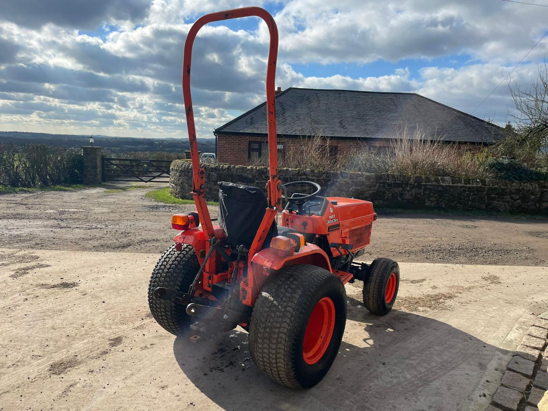 KUBOTA B1750 4X4 COMPACT TRACTOR, RUNS AND DRIVES *NO VAT* - Image 4 of 6