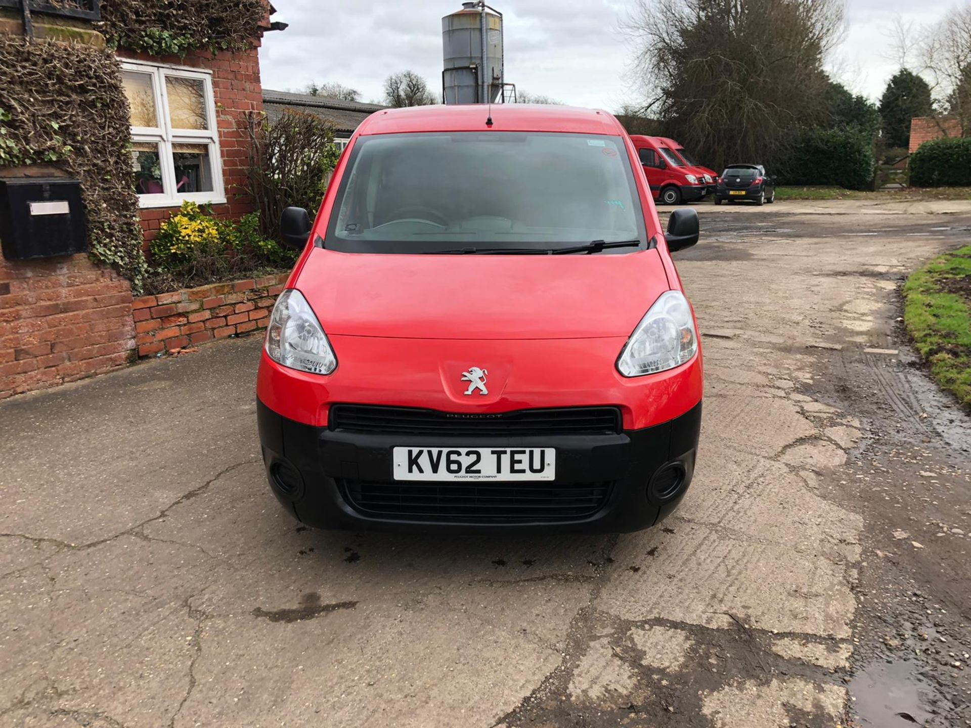 2012/62 REG PEUGEOT PARTNER 625 S L1 HDI 1.6 DIESEL RED PANEL VAN, SHOWING 0 FORMER KEEPERS - Image 2 of 10