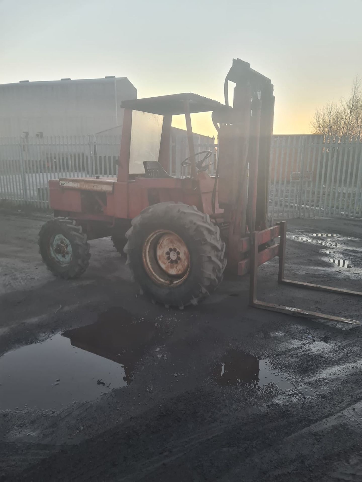 INTERNATIONAL FORKLIFT TRUCK - RUNS DRIVES LIFTS *NO VAT ..NO RESERVE - Image 6 of 7