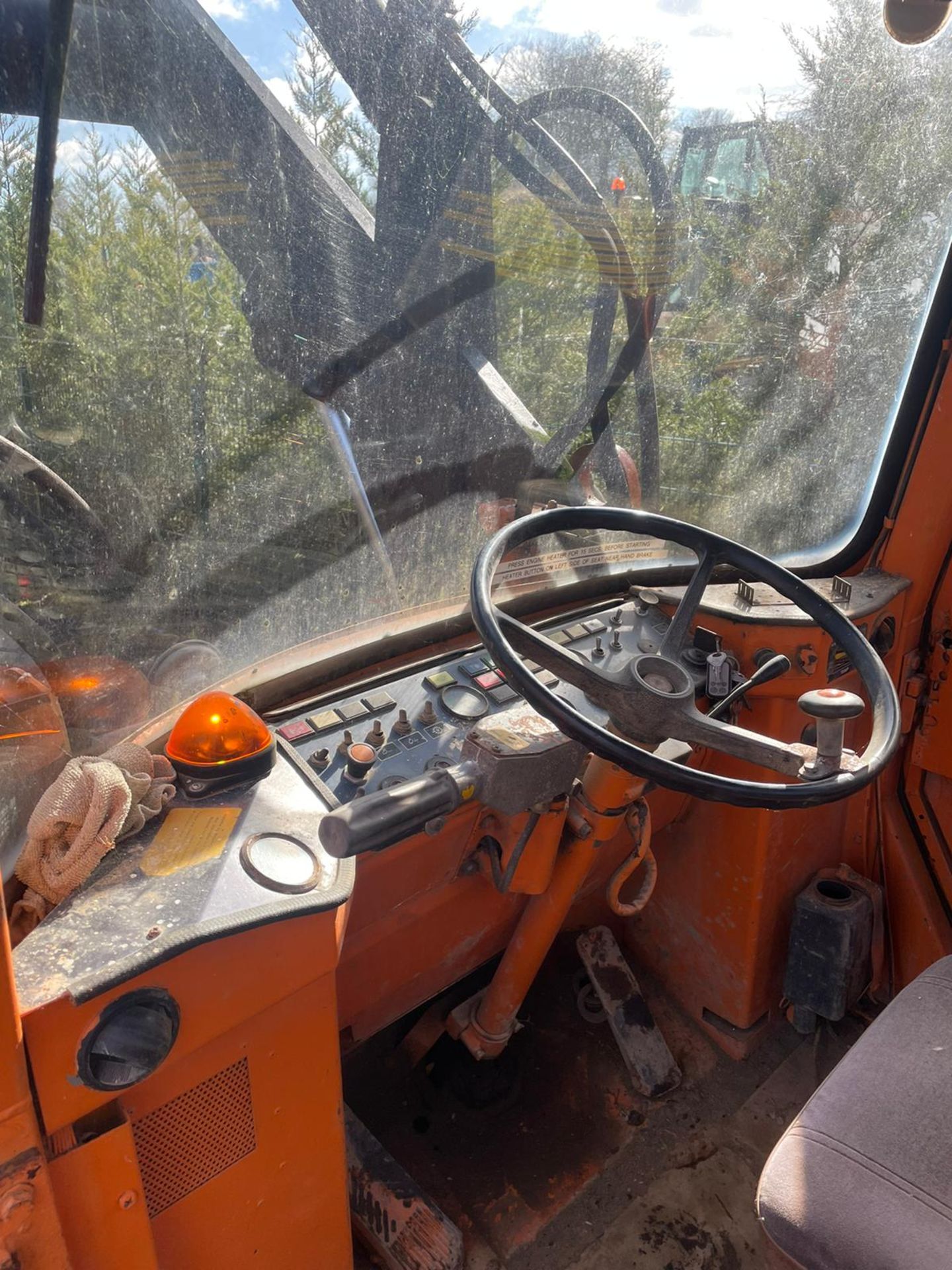 VOLVO BM4400 LOADING SHOVEL, RUNS AND WORKS WELL, GOOD TYRES *PLUS VAT* - Image 4 of 5