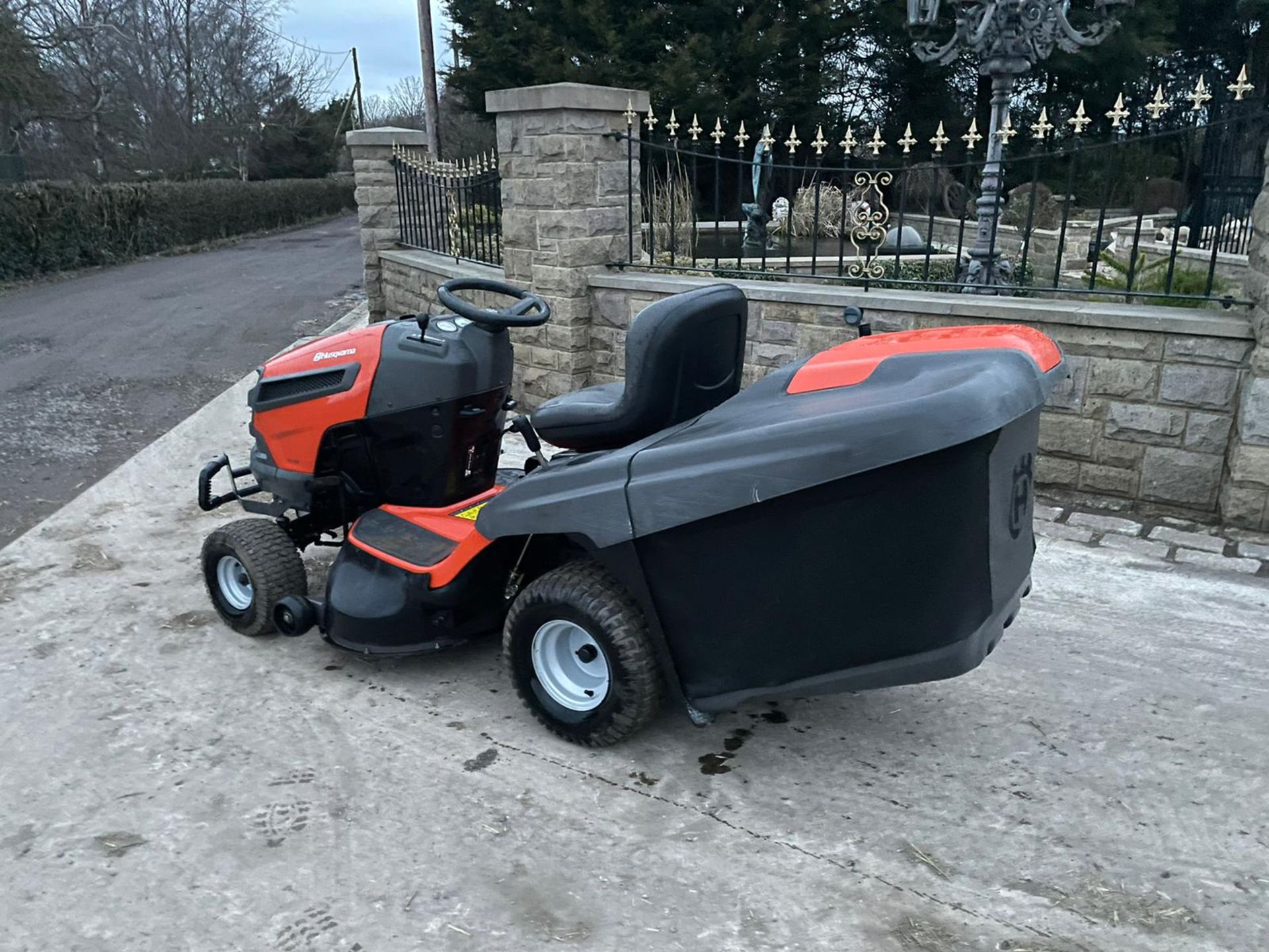 HUSQVARNA TC388 RIDE ON MOWER, RUNS, DRIVES AND CUTS, GREAT CONDITION, KEYLESS - CODE START *NO VAT* - Image 4 of 9