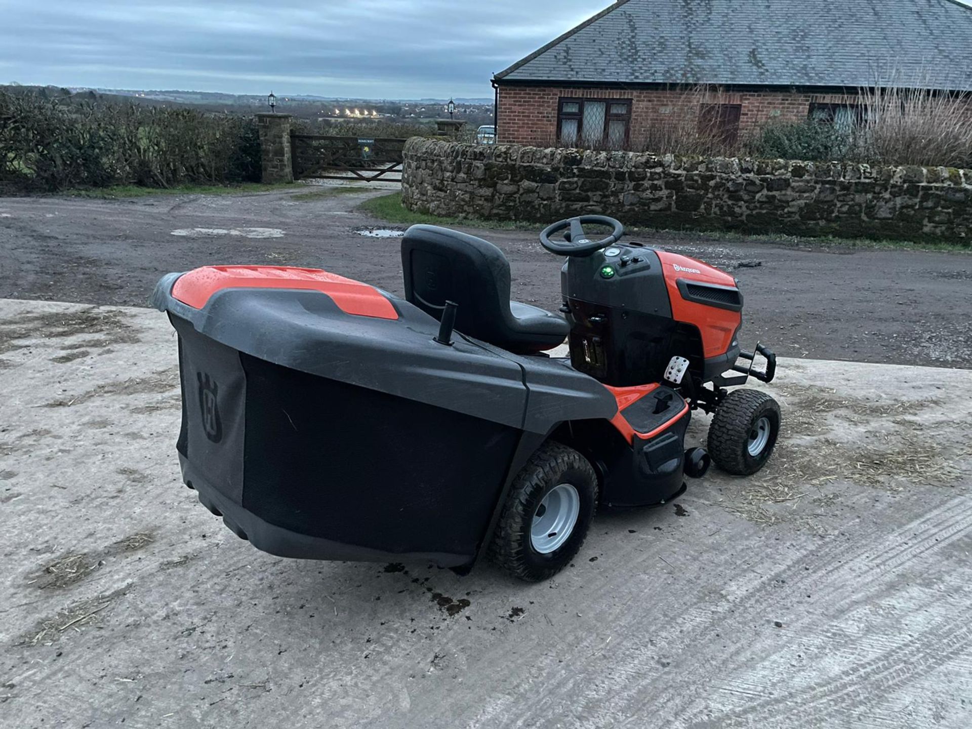 HUSQVARNA TC388 RIDE ON MOWER, RUNS, DRIVES AND CUTS, GREAT CONDITION, KEYLESS - CODE START *NO VAT* - Image 5 of 9