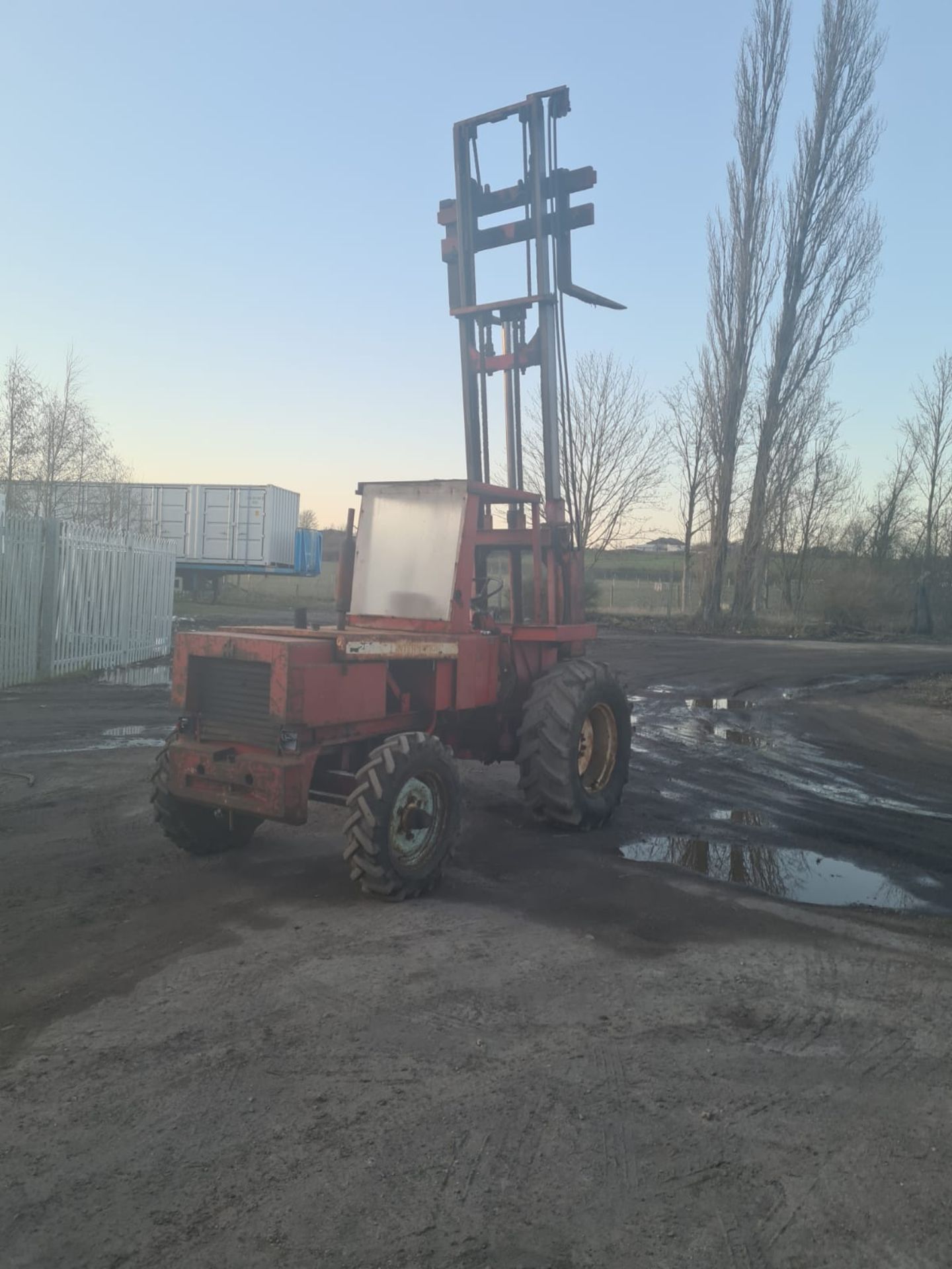 INTERNATIONAL FORKLIFT TRUCK - RUNS DRIVES LIFTS *NO VAT ..NO RESERVE - Image 4 of 7