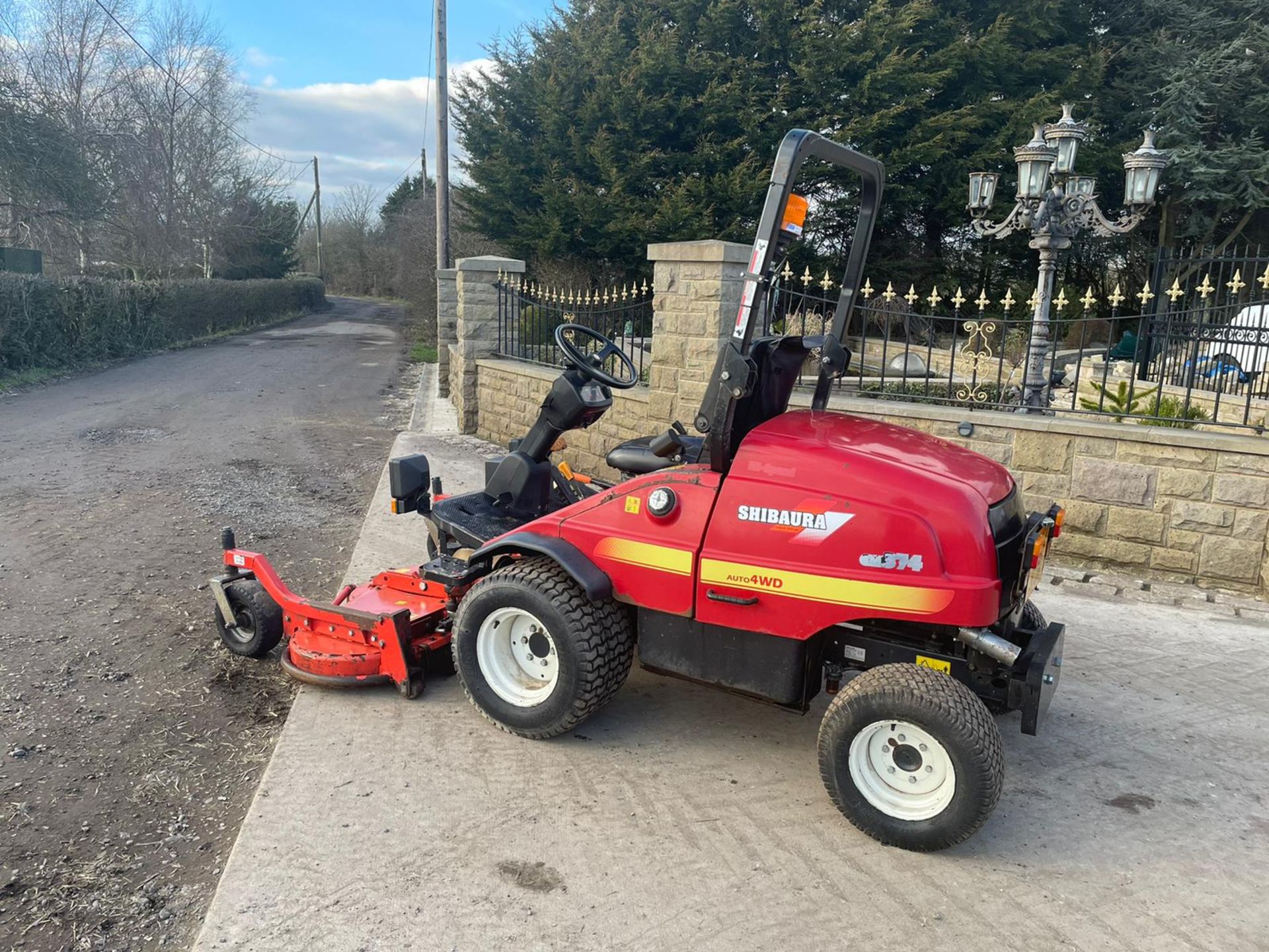 2012 SHIBAURA CM374 OUTFRONT RIDE ON MOWER, RUNS, DRIVES AND CUTS, IN USED BUT GOOD CONDITION - Image 10 of 12