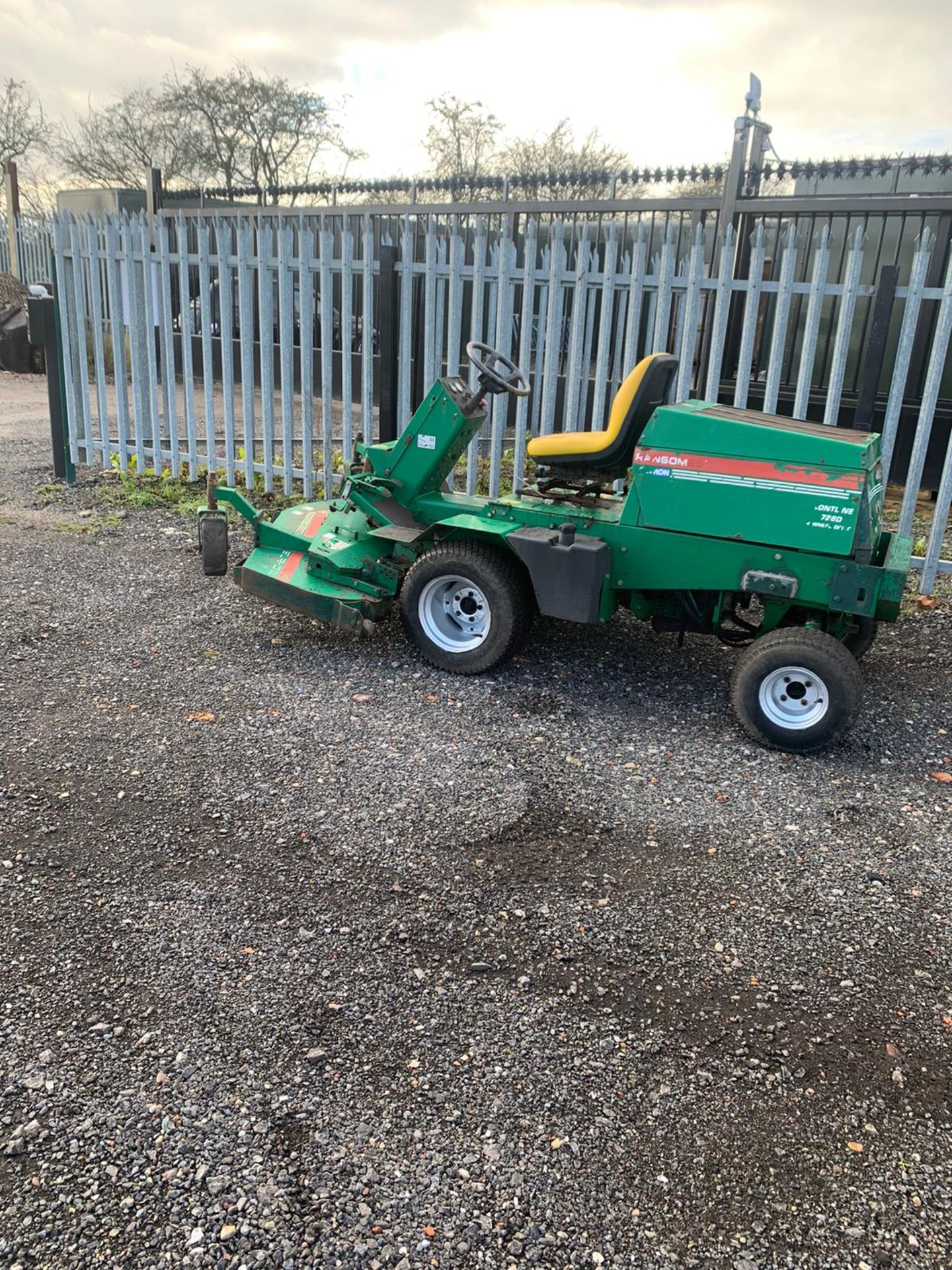 RANSOMES FRONTLINE 728D 4 WHEEL DRIVE DIESEL ROTARY MOWER OUTFRONT DECK 4WD *PLUS VAT* - Image 2 of 10