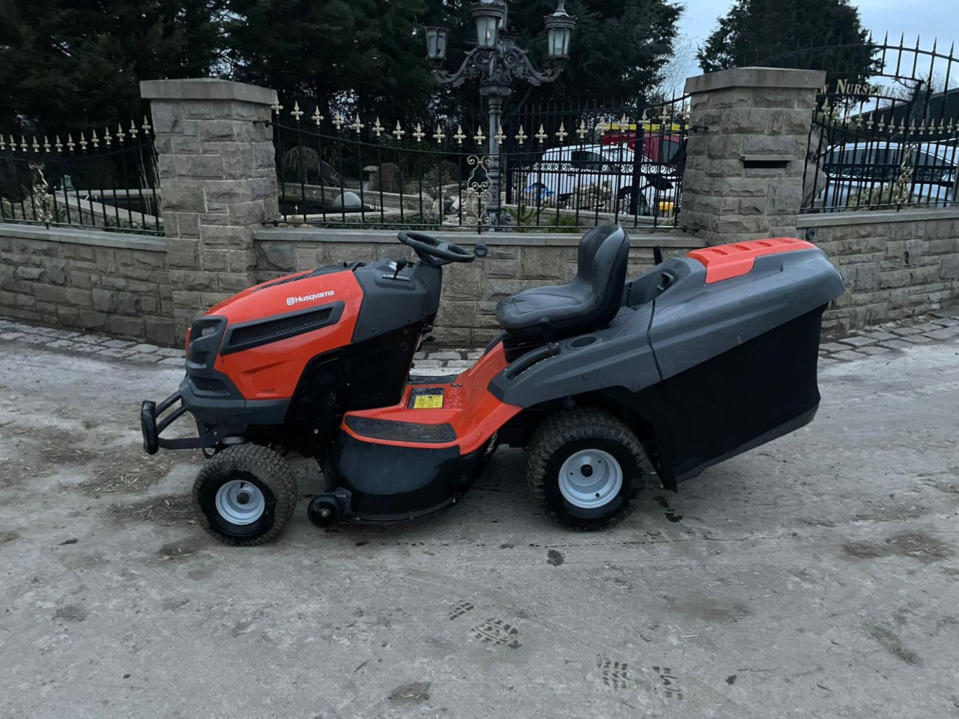 HUSQVARNA TC388 RIDE ON MOWER, RUNS, DRIVES AND CUTS, GREAT CONDITION, KEYLESS - CODE START *NO VAT* - Image 3 of 9