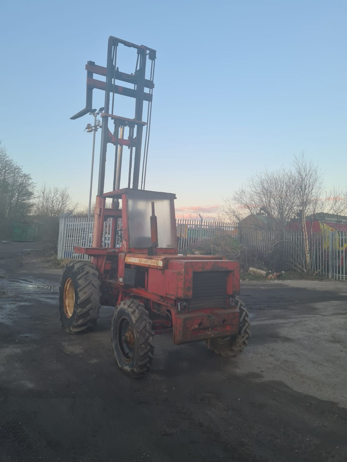 INTERNATIONAL FORKLIFT TRUCK - RUNS DRIVES LIFTS *NO VAT ..NO RESERVE - Image 3 of 7