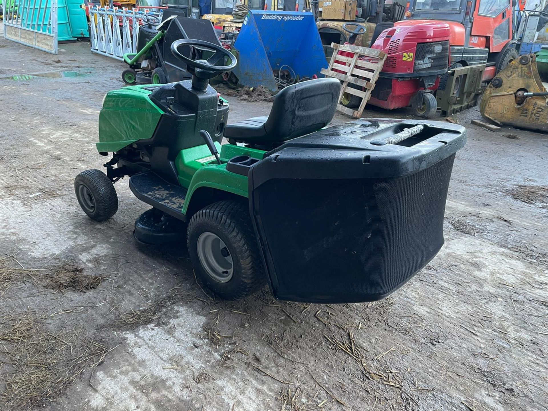 SABRE BY JOHN DEERE RIDE ON MOWER, RUNS, DRIVES AND CUTS, IN USED BUT GOOD CONDITION *NO VAT* - Image 5 of 5