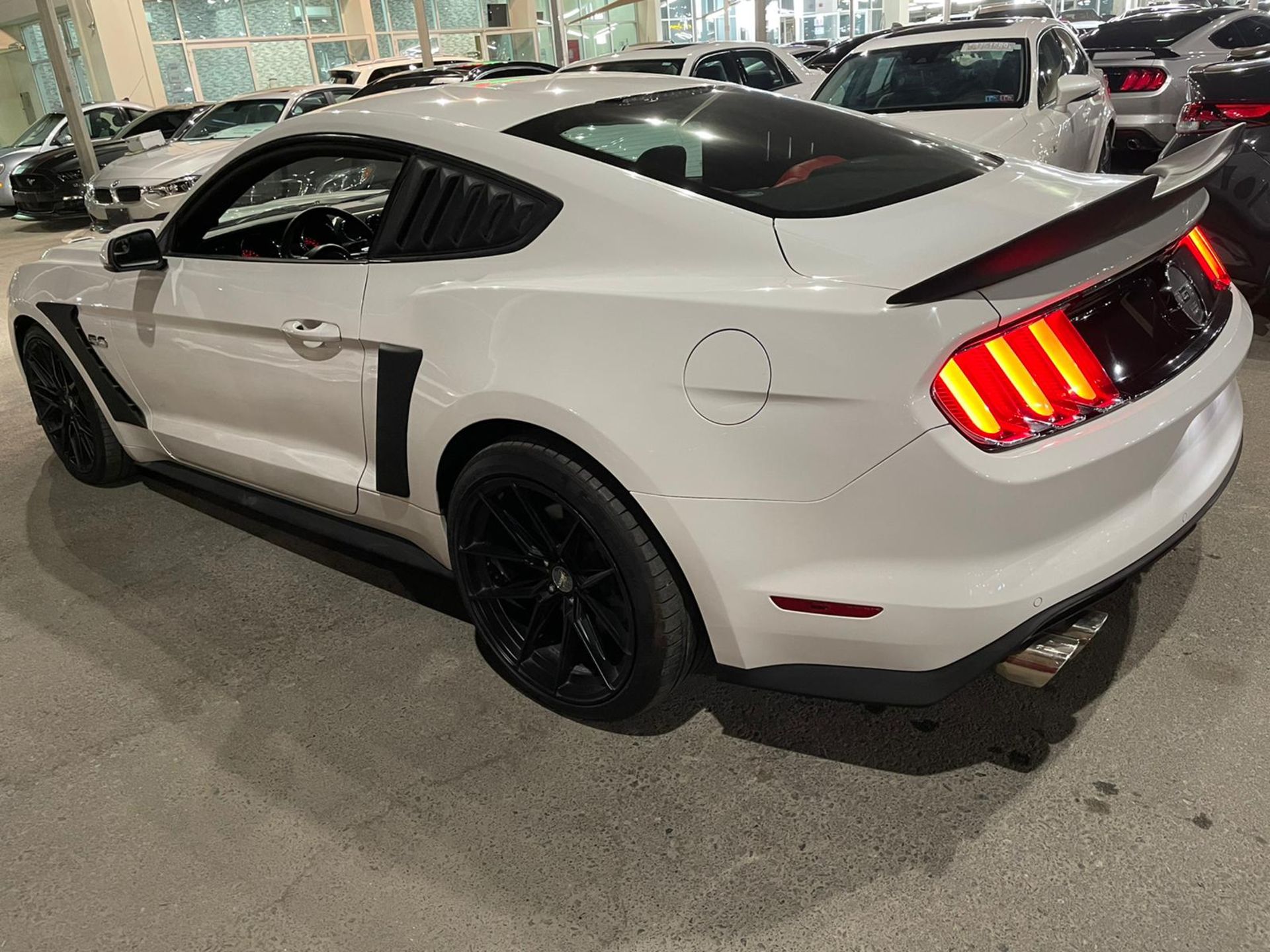 2016 MUSTANG 5.0 V8 45,000 KM WHITE WITH RED LEATHER - C/W NOVA - BE IN UK MID FEBRUARY *PLUS VAT* - Image 2 of 11