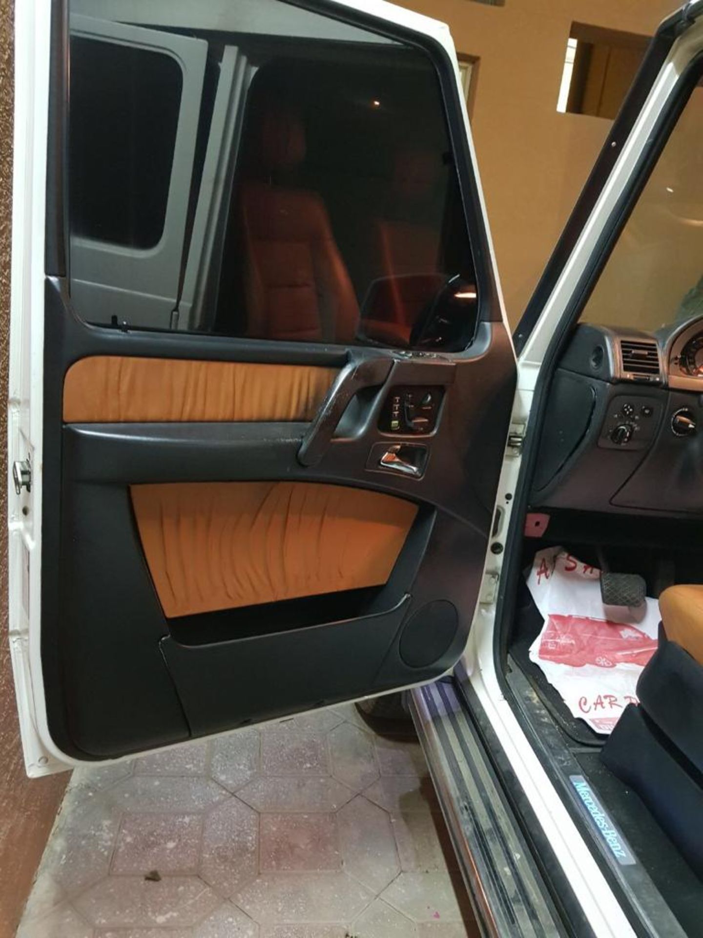 MERCEDES G500 2002 CHANGE ALL 2012 FULL OPTION ORIGINAL PAINT GCC 120,000 KM - Image 8 of 8