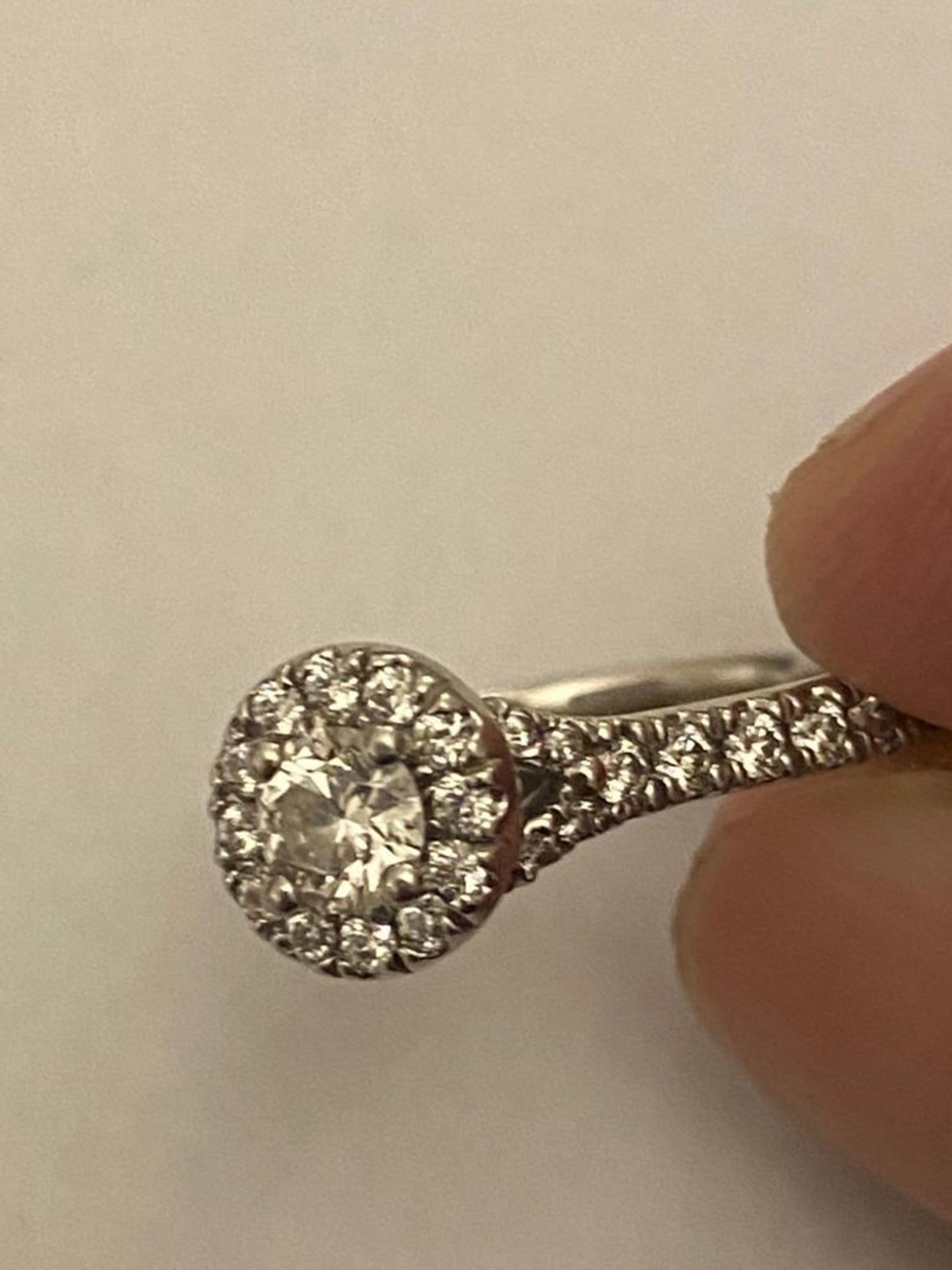 PLATINUM HEARTS OF FIRE DIAMOND CLUSTER RING, DIAMOND SIZE 0.312 CT DIAMOND COLOUR G SIZE - Image 2 of 3