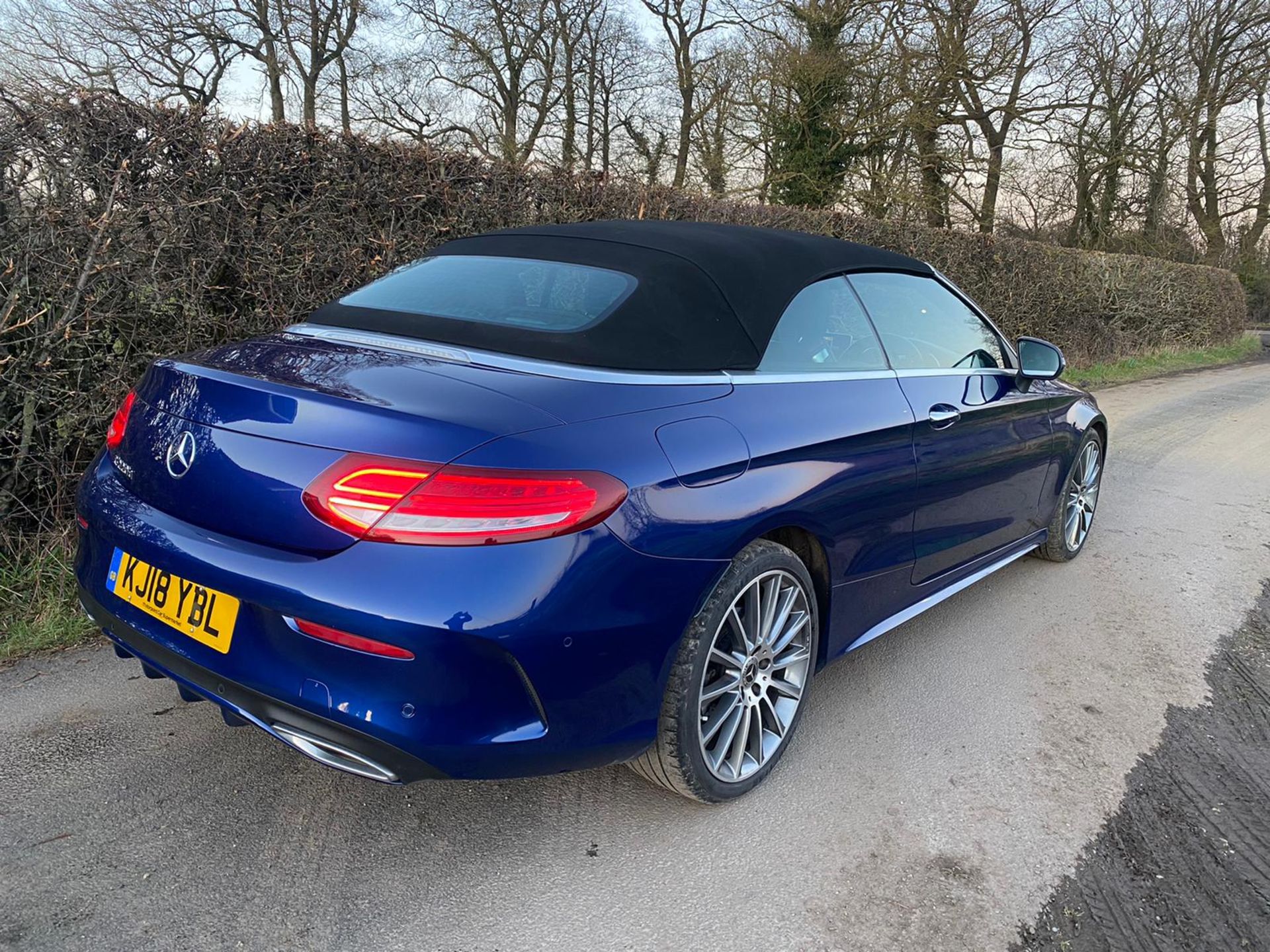 2018/18 REG MERCEDES-BENZ C220 AMG LINE PREMIUM + 2.2 DIESEL AUTOMATIC CONVERTIBLE BLUE *NO VAT* - Image 10 of 17