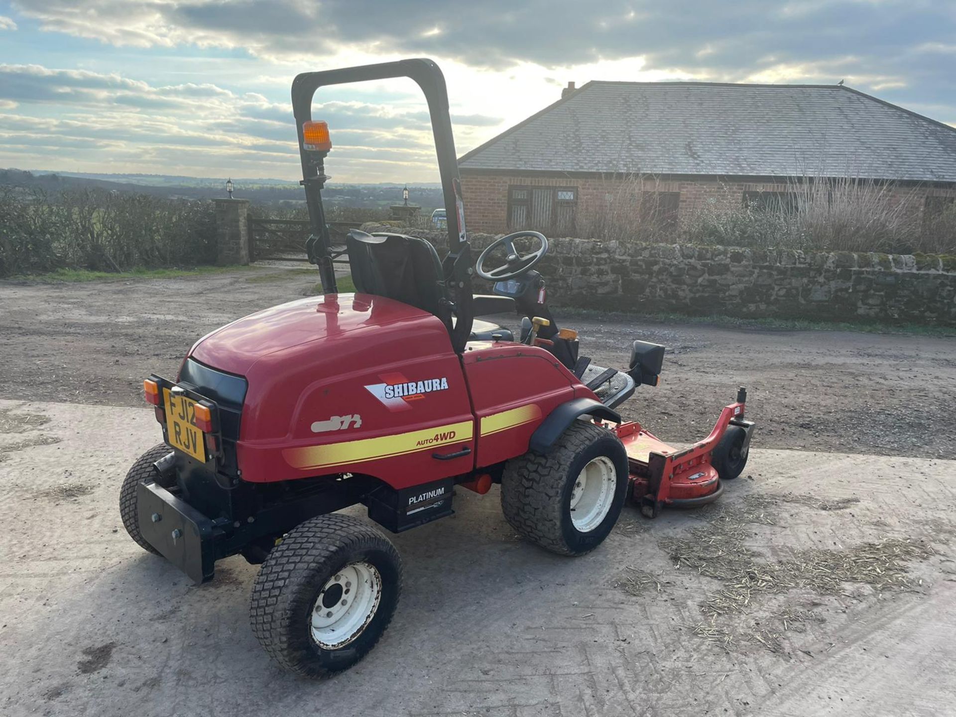 2012 SHIBAURA CM374 OUTFRONT RIDE ON MOWER, RUNS, DRIVES AND CUTS, IN USED BUT GOOD CONDITION - Image 3 of 12