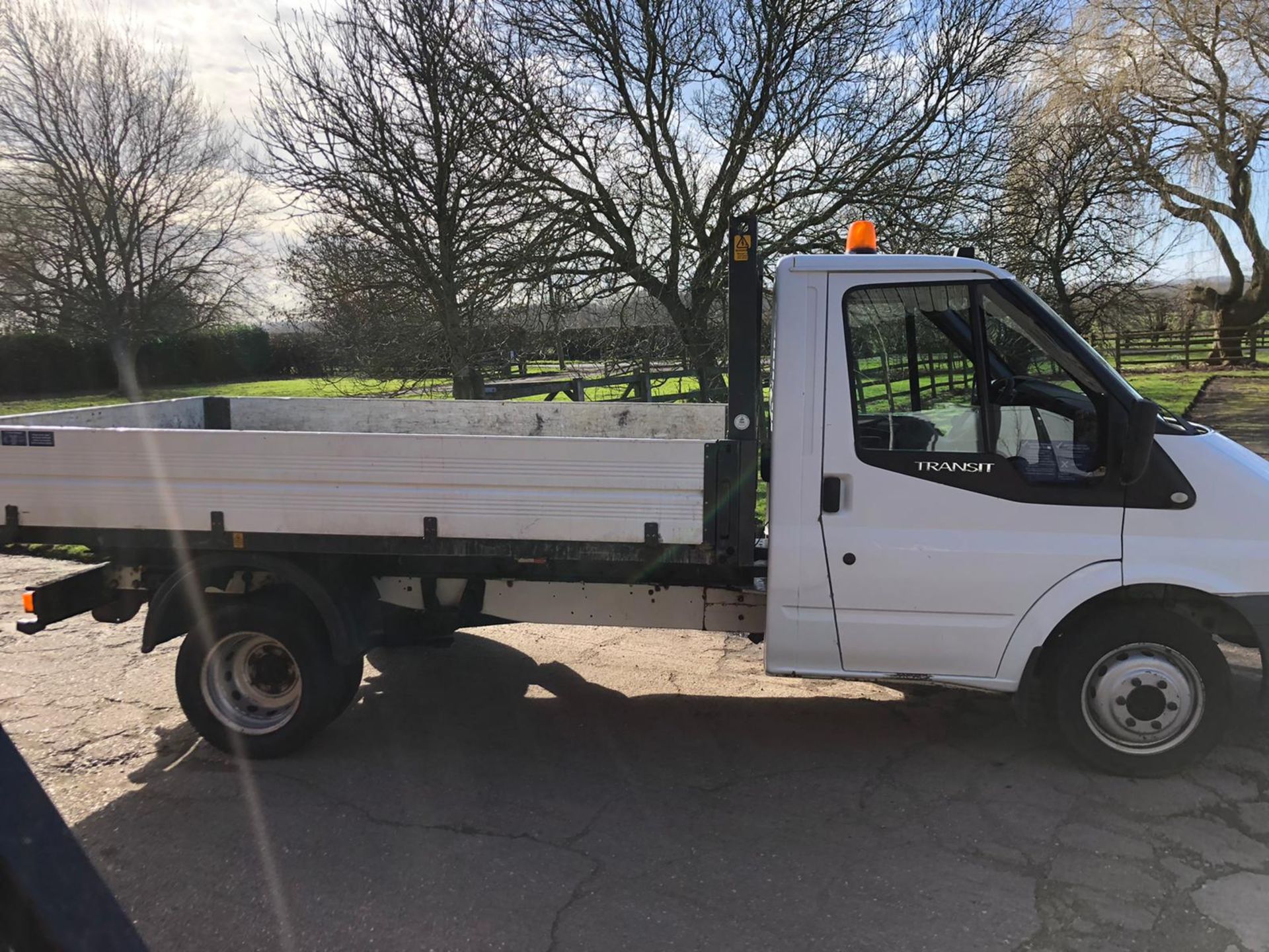 2011/61 REG FORD TRANSIT 115 T330S LTD RWD 2.4 DIESEL WHITE TIPPER, SHOWING 3 FORMER KEEPERS *NO VAT - Image 8 of 12