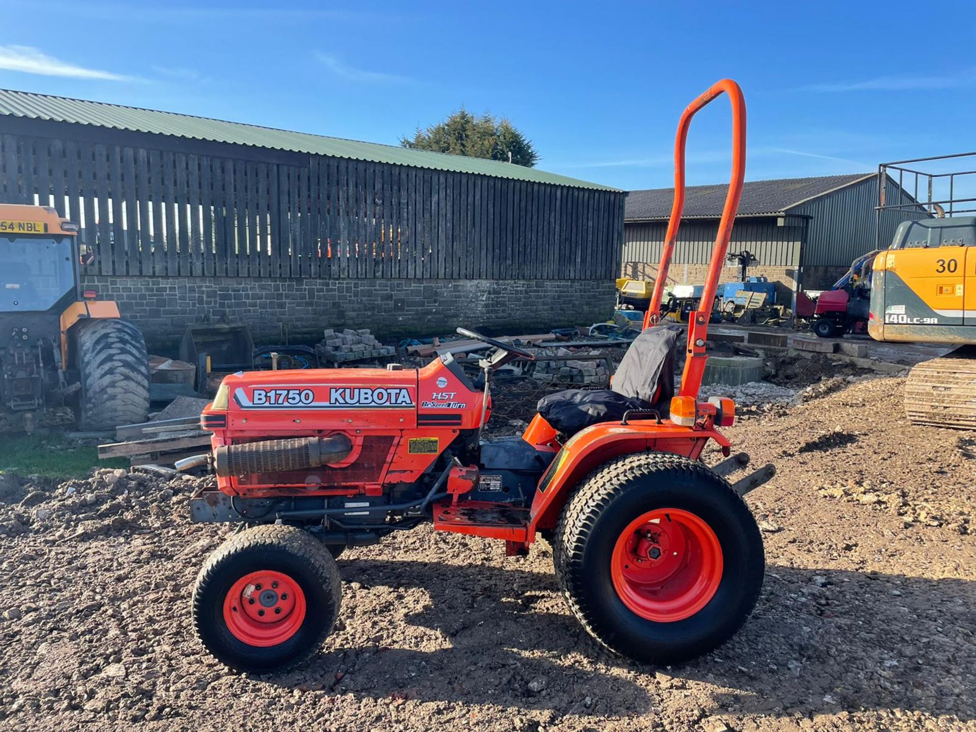 KUBOTA B1750 COMPACT TRACTOR, RUNS AND DRIVES, ROLL BAR, HYDROSTATIC, 20HP, GRASS TYRES *NO VAT*