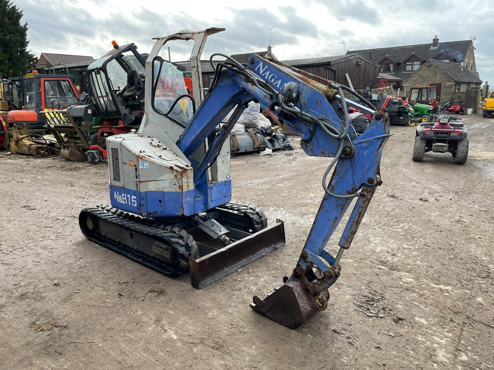 HANNEX H&B15 MINI EXCAVATOR / DIGGER, RUNS, DRIVES AND DIGS, IN USED BUT GOOD CONDITION *PLUS VAT* - Image 13 of 16