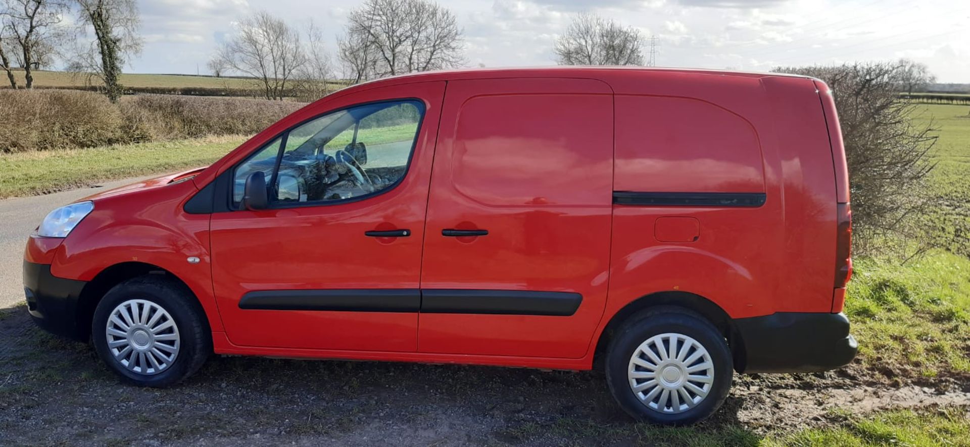 2015/64 REG PEUGEOT PARTNER 750 S L2 HDI 1.6 DIESEL RED PANEL VAN, SHOWING 0 FORMER KEEPERS - Image 4 of 16