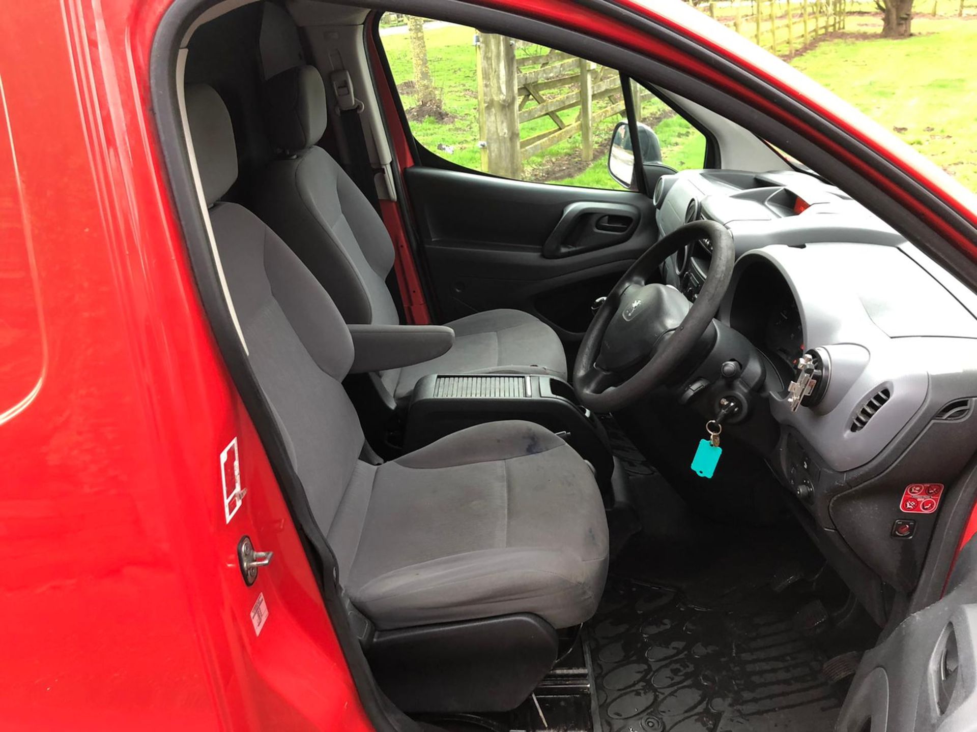 2012/62 REG PEUGEOT PARTNER 625 S L1 HDI 1.6 DIESEL RED PANEL VAN, SHOWING 0 FORMER KEEPERS - Image 9 of 10