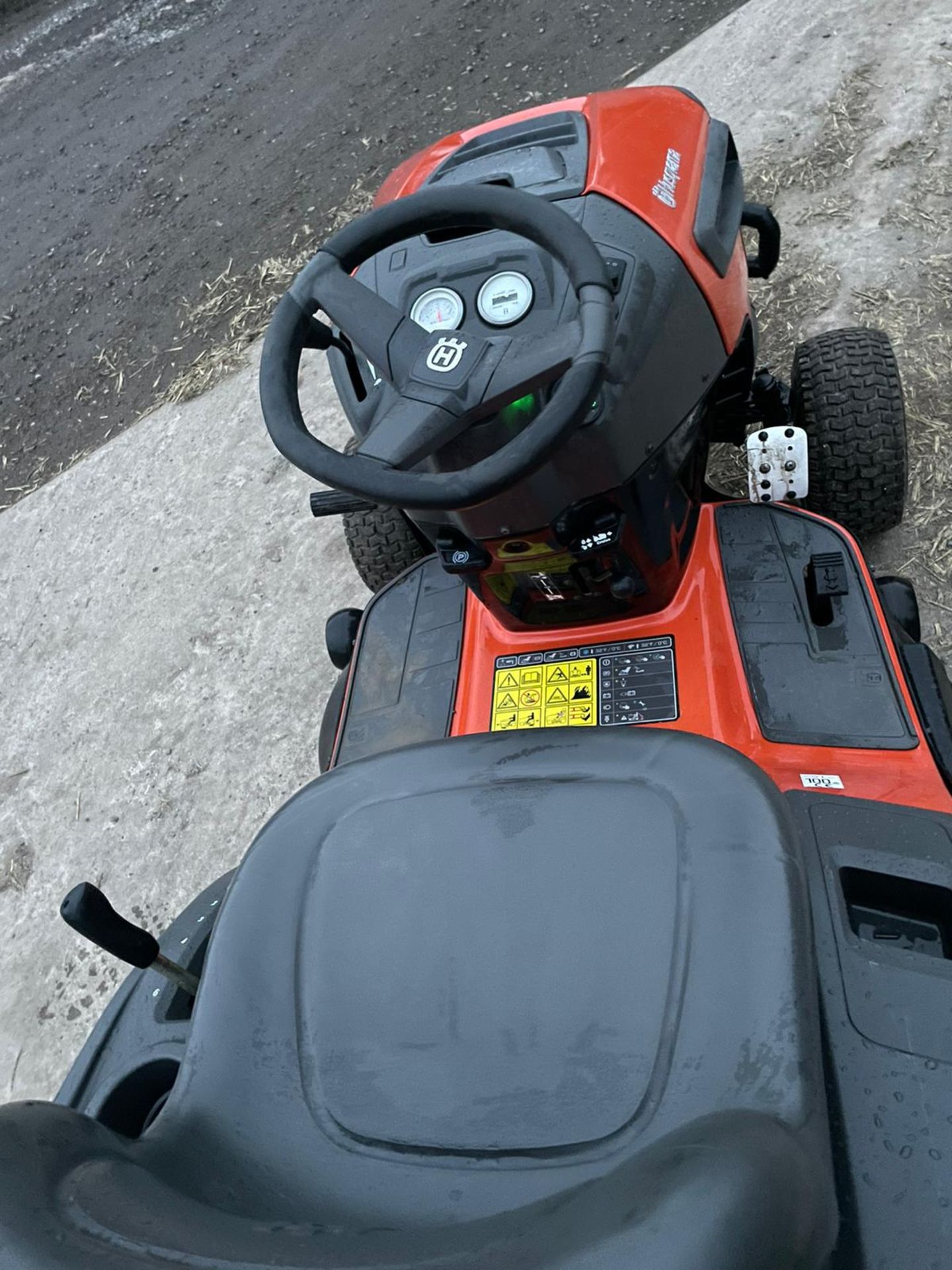 HUSQVARNA TC388 RIDE ON MOWER, RUNS, DRIVES AND CUTS, GREAT CONDITION, KEYLESS - CODE START *NO VAT* - Image 6 of 9