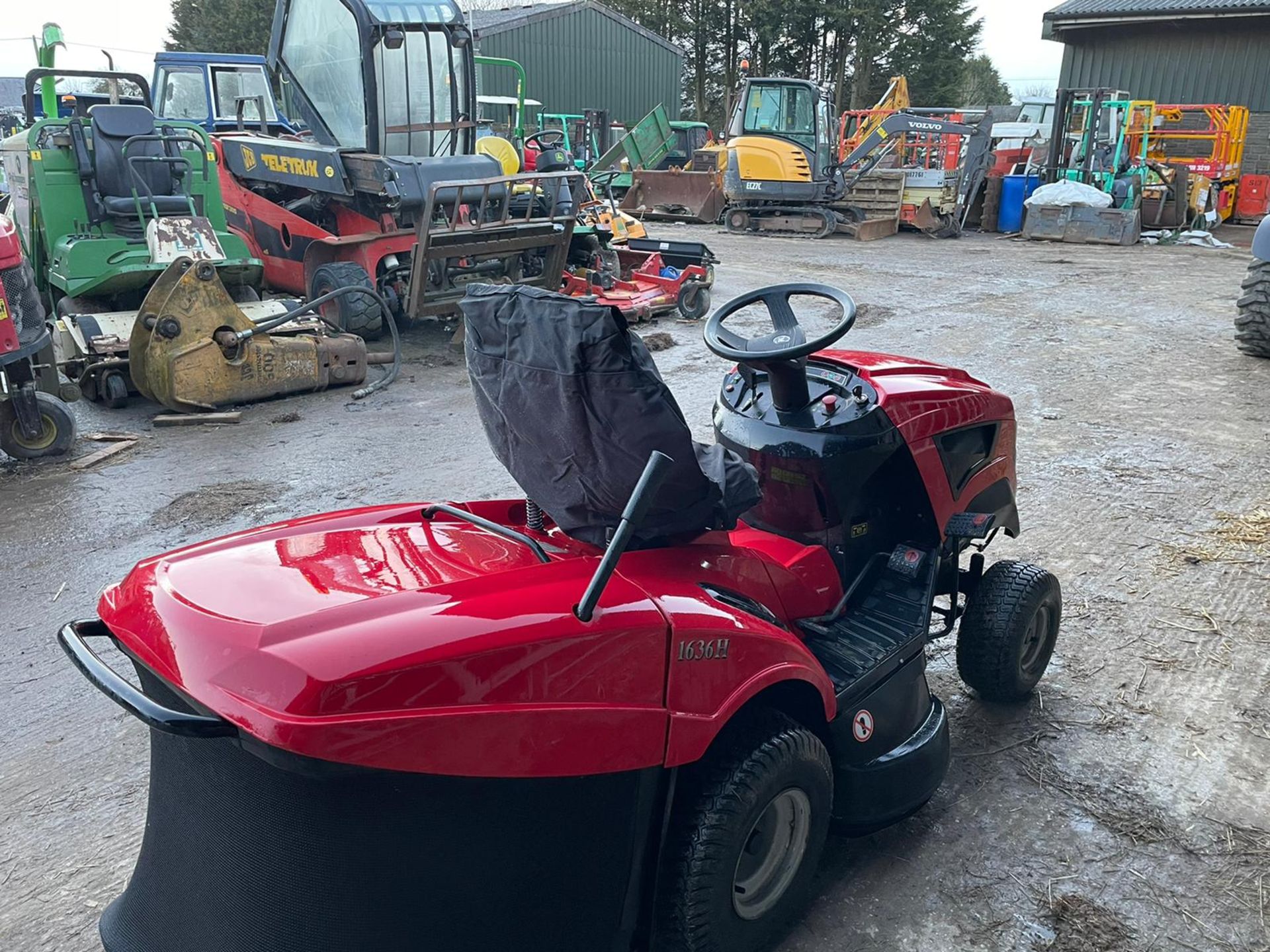 MOUNTFIELD 1636H RIDE ON MOWER, RUNS, DRIVES AND CUTS, IN USED BUT GOOD CONDITION *NO VAT* - Image 4 of 5