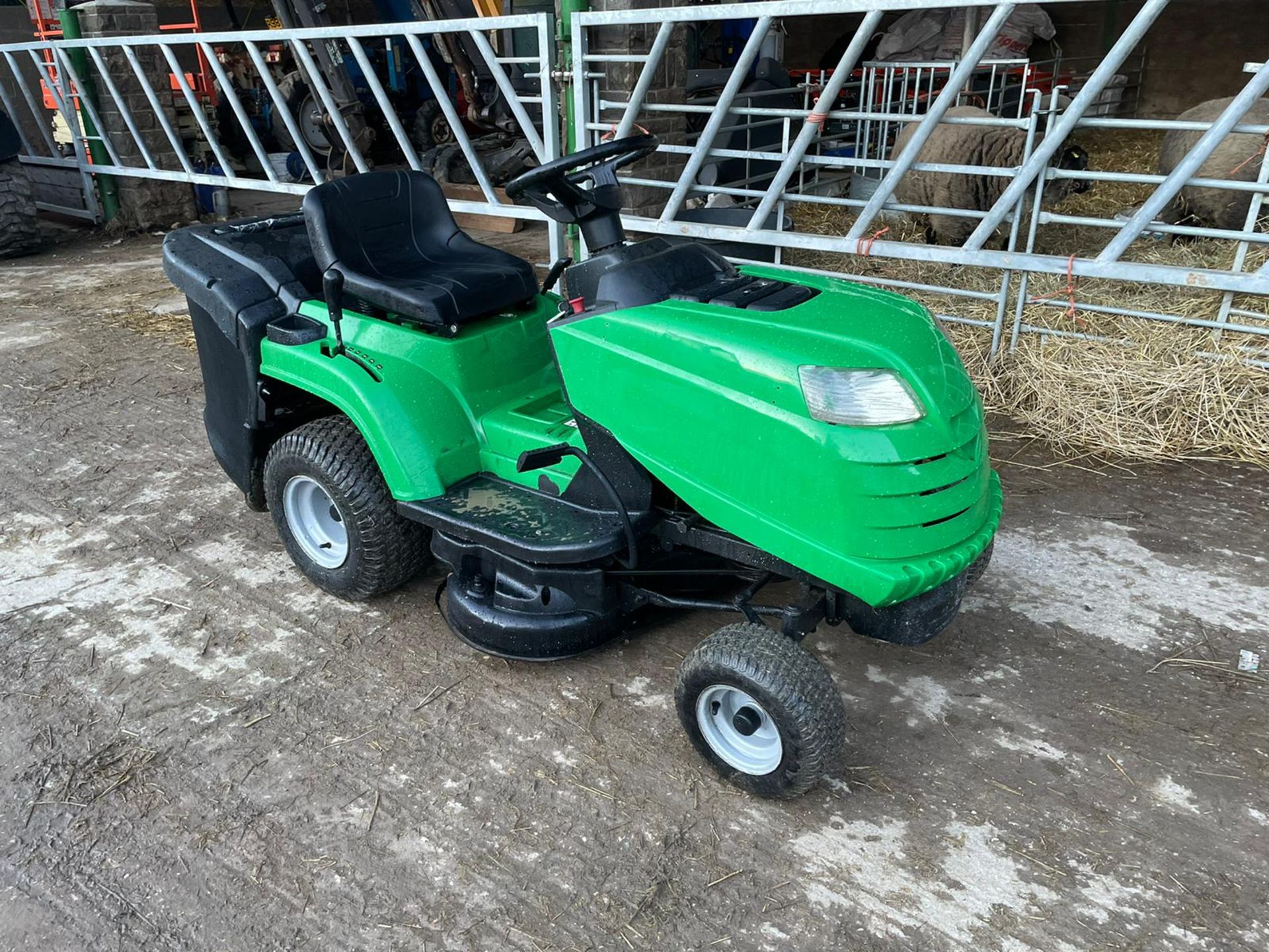 SABRE BY JOHN DEERE RIDE ON MOWER, RUNS, DRIVES AND CUTS, IN USED BUT GOOD CONDITION *NO VAT*