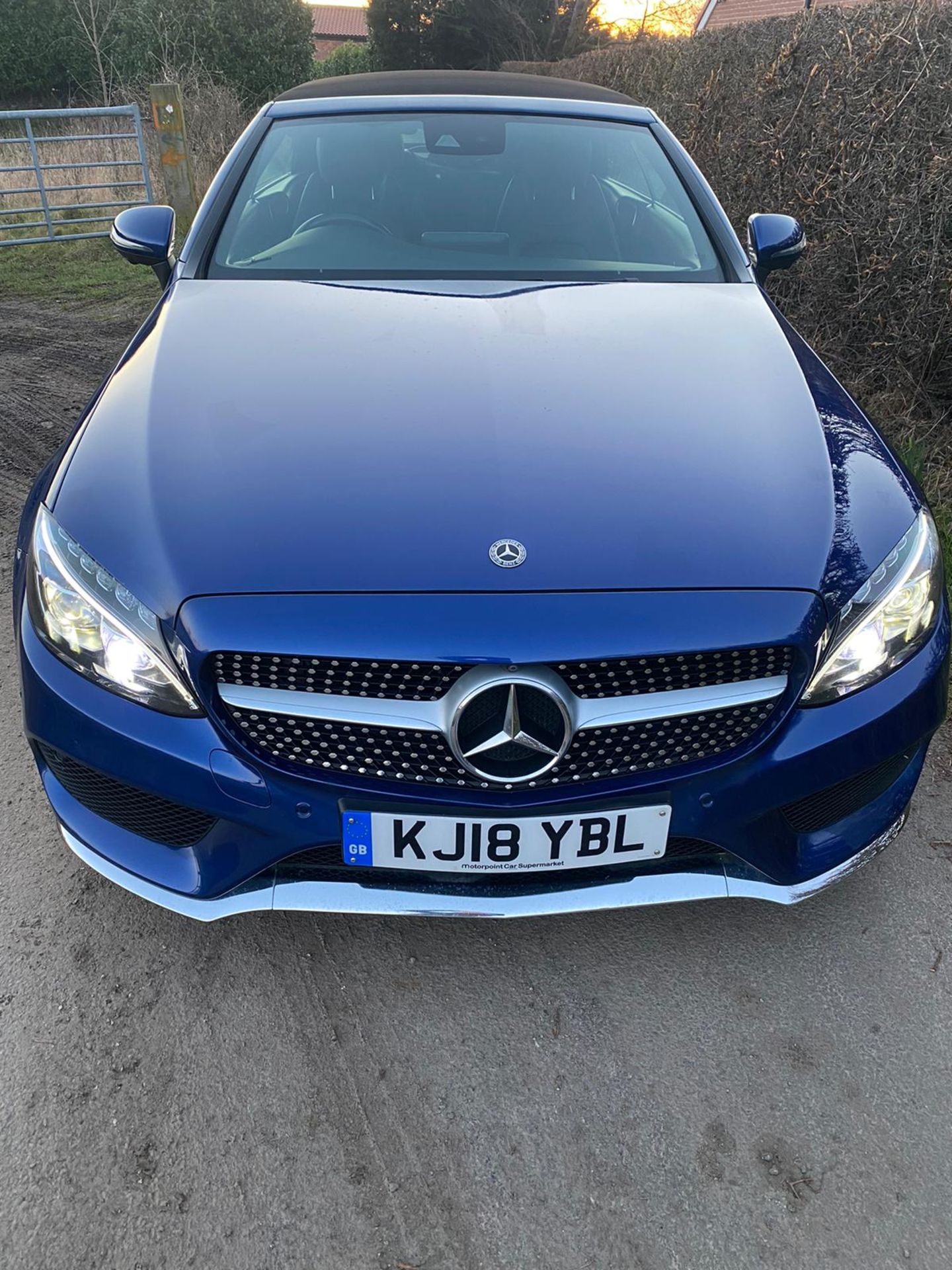 2018/18 REG MERCEDES-BENZ C220 AMG LINE PREMIUM + 2.2 DIESEL AUTOMATIC CONVERTIBLE BLUE *NO VAT* - Image 3 of 17