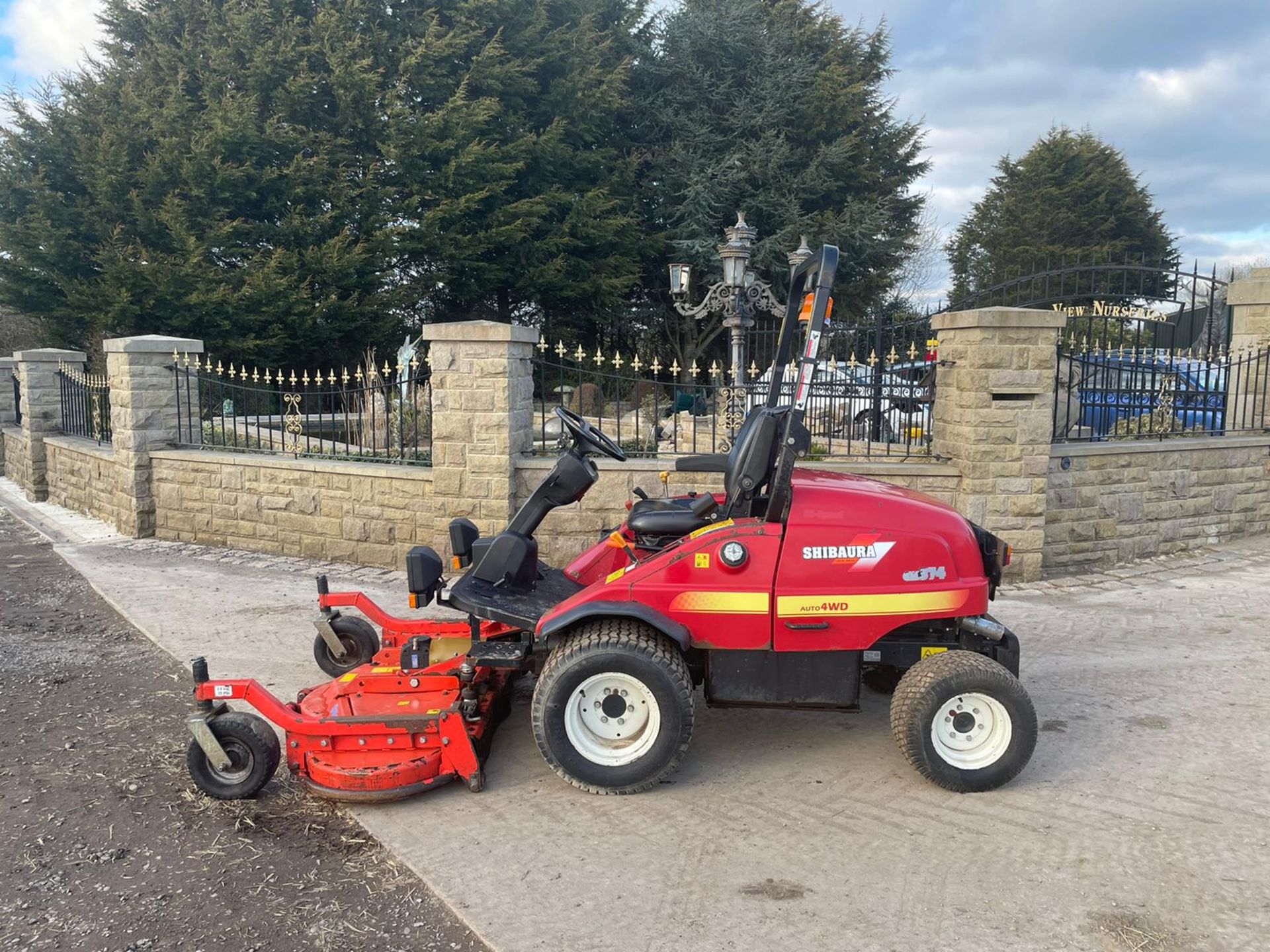 2012 SHIBAURA CM374 OUTFRONT RIDE ON MOWER, RUNS, DRIVES AND CUTS, IN USED BUT GOOD CONDITION
