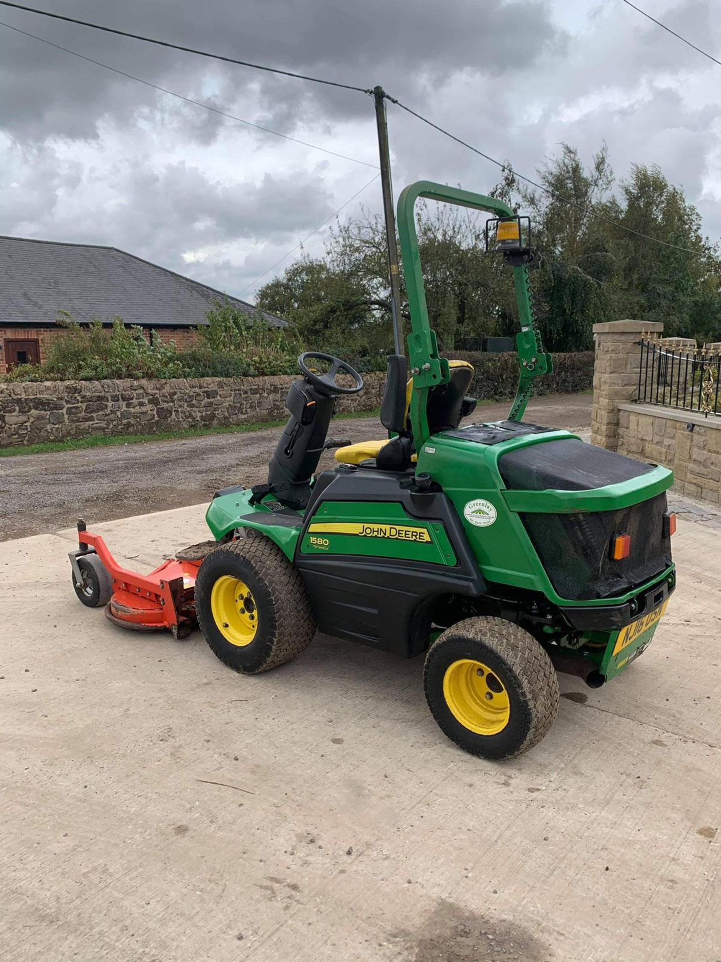 JOHN DEERE 1580 MOWER, RUNS, DRIVES AND CUTS, CLEAN MACHINE, 2370 HOURS, ROAD REGISTERED *PLUS VAT* - Image 2 of 4