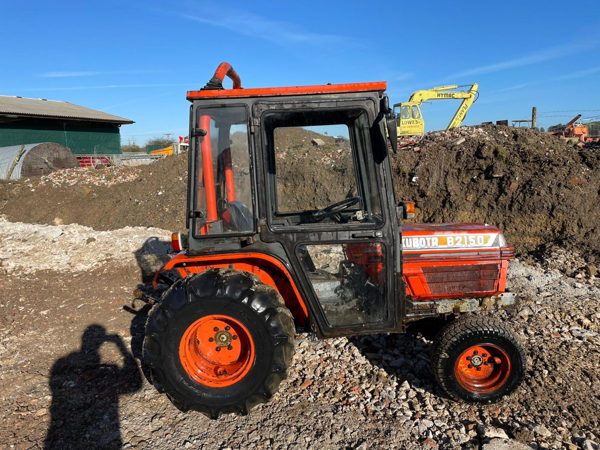 KUBOTA B2150 COMPACT TRACTOR, RUNS AND DRIVES, FULLY GLASS CAB, 3 POINT LINKAGE *PLUS VAT* - Image 6 of 8