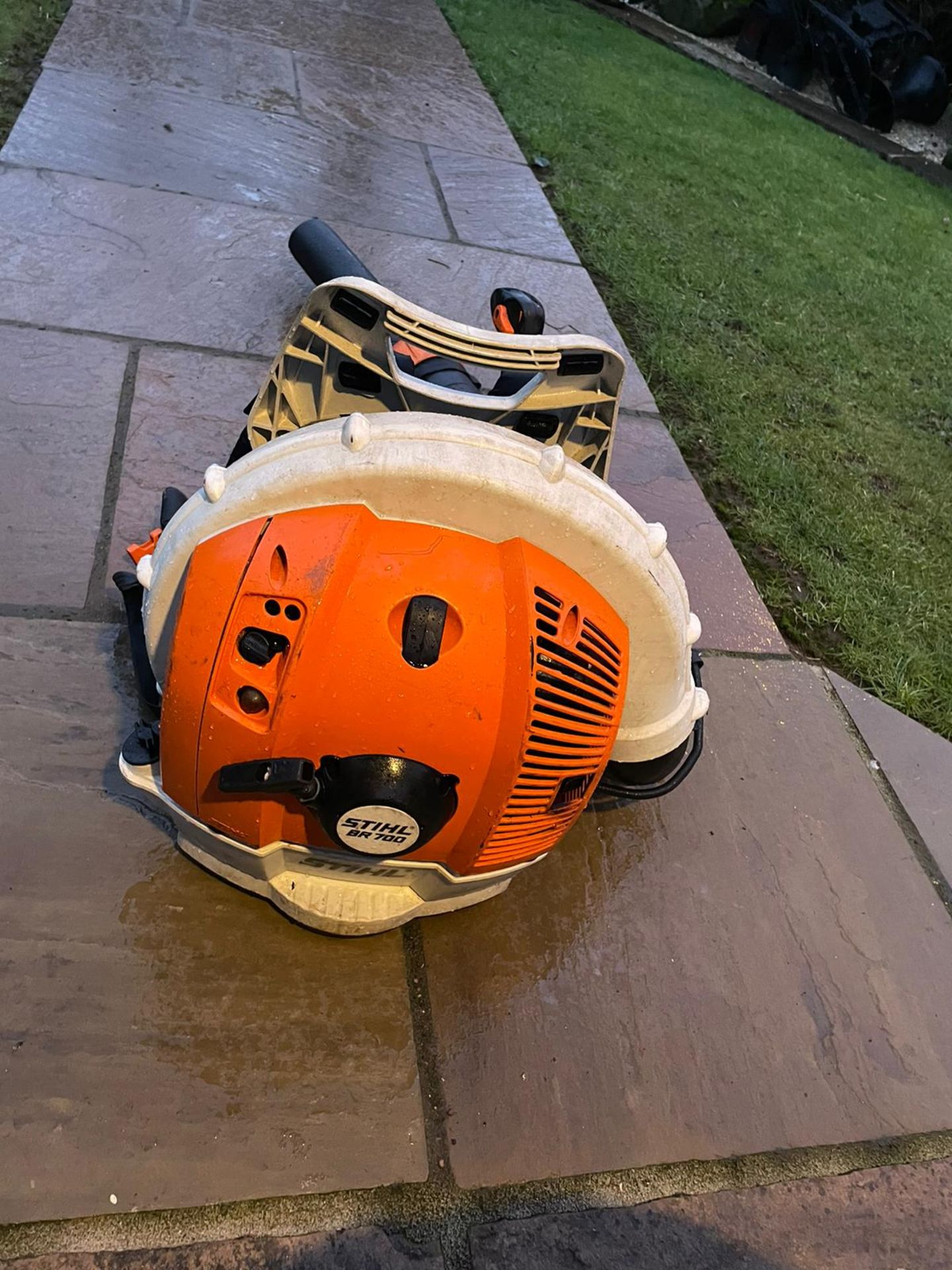 2017 STIHL BR700 BACK PACK BLOWER, BOUGHT NEW IN 2018, RUNS AND WORKS, CAN DELIVER AT COST *NO VAT* - Image 3 of 4