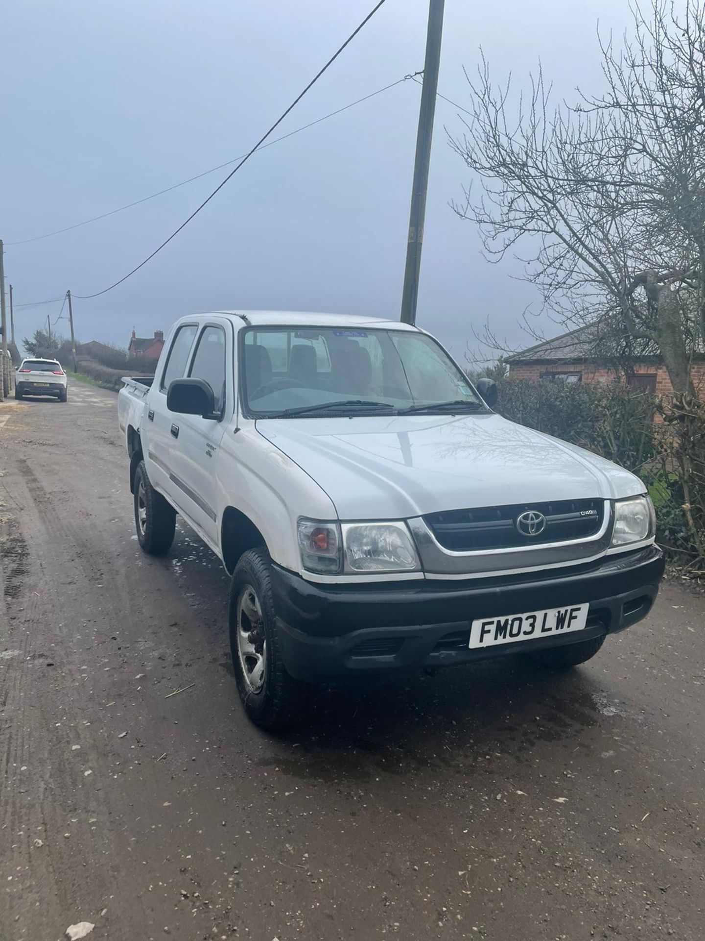 2003/03 REG TOYOTA HILUX EX 4WD 2.5 DIESEL WHITE LIGHT 4X4 UTILITY, SHOWING 3 FORMER KEEPERS *NO VAT