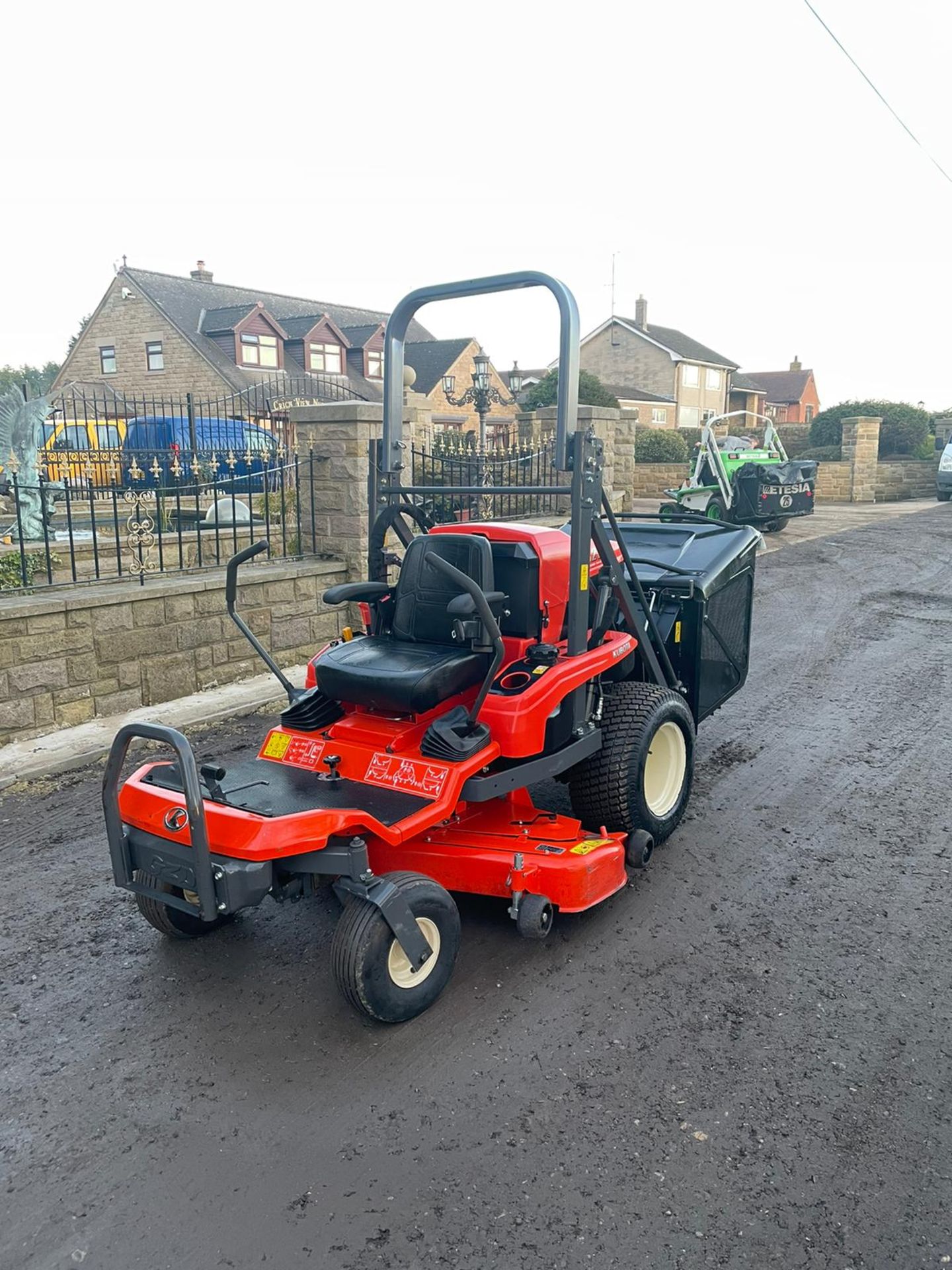 KUBOTA GZD 21 ZERO TURN RIDE ON LAWN MOWER - Image 3 of 8