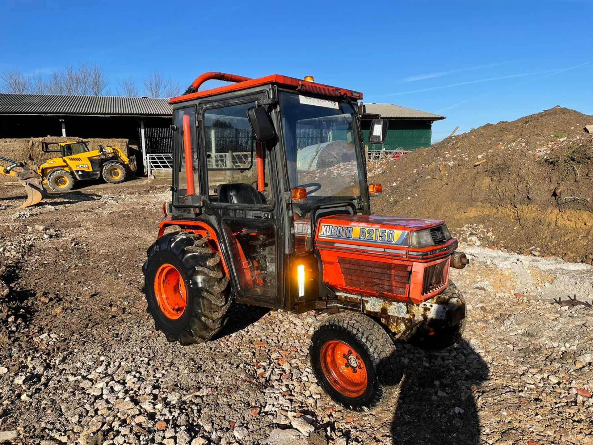 KUBOTA B2150 COMPACT TRACTOR, RUNS AND DRIVES, FULLY GLASS CAB, 3 POINT LINKAGE *PLUS VAT*