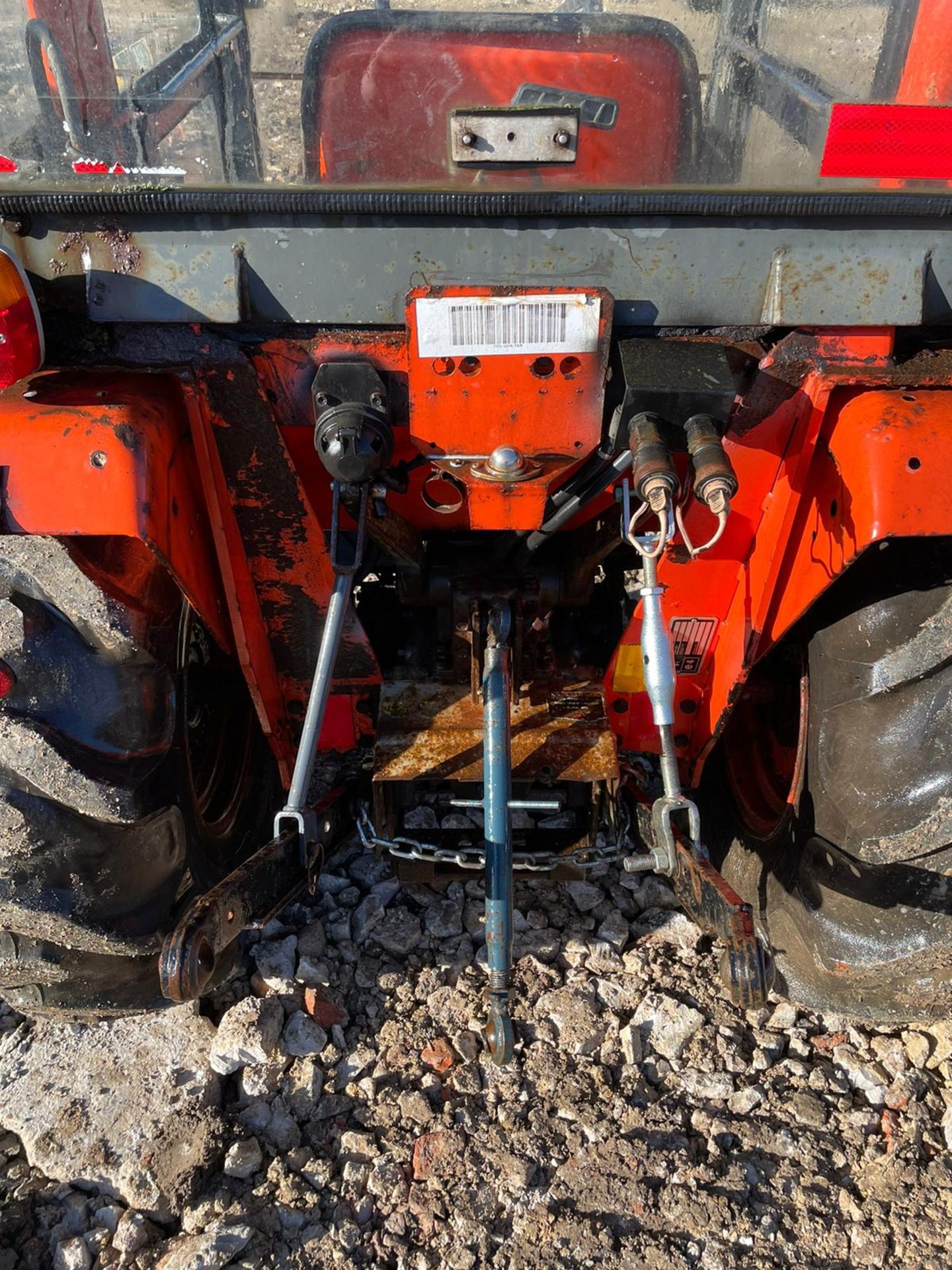 KUBOTA B2150 COMPACT TRACTOR, RUNS AND DRIVES, FULLY GLASS CAB, 3 POINT LINKAGE *PLUS VAT* - Image 8 of 8